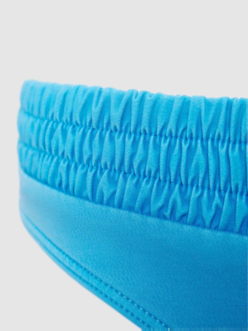 Bikini-Slip mit Label-Patch in hellblau