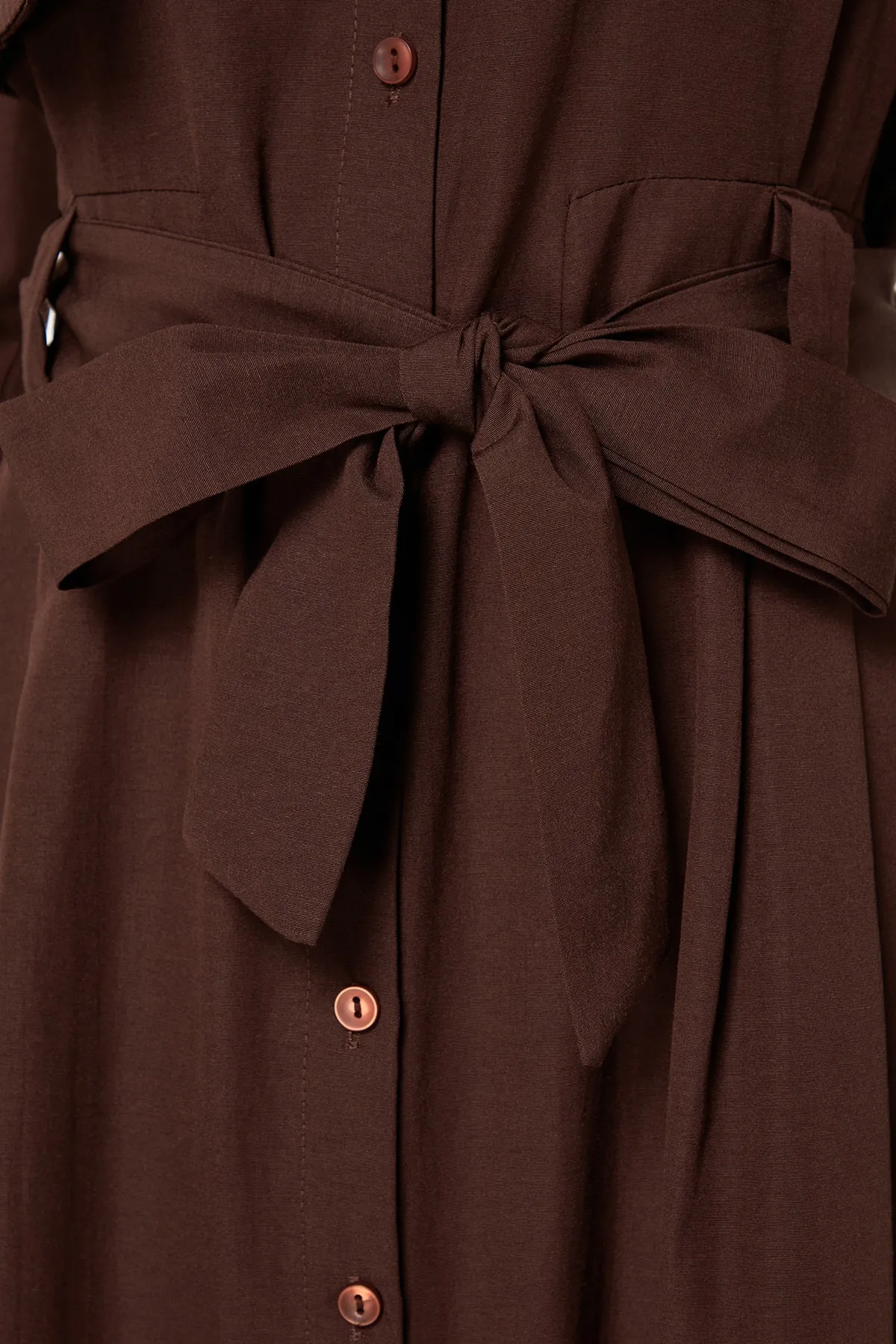 Trendyol Modest  Braunes gewebtes Aller Piece-Kleid mit Gürtel TCTAW24EB00092