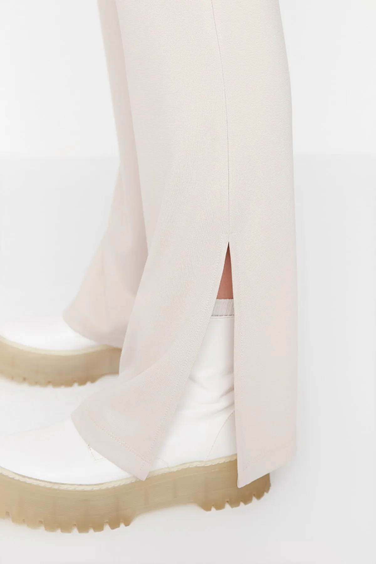 Trendyol Collection  Beige gerade gestrickte Hose mit Schlitz TWOAW23PL00005