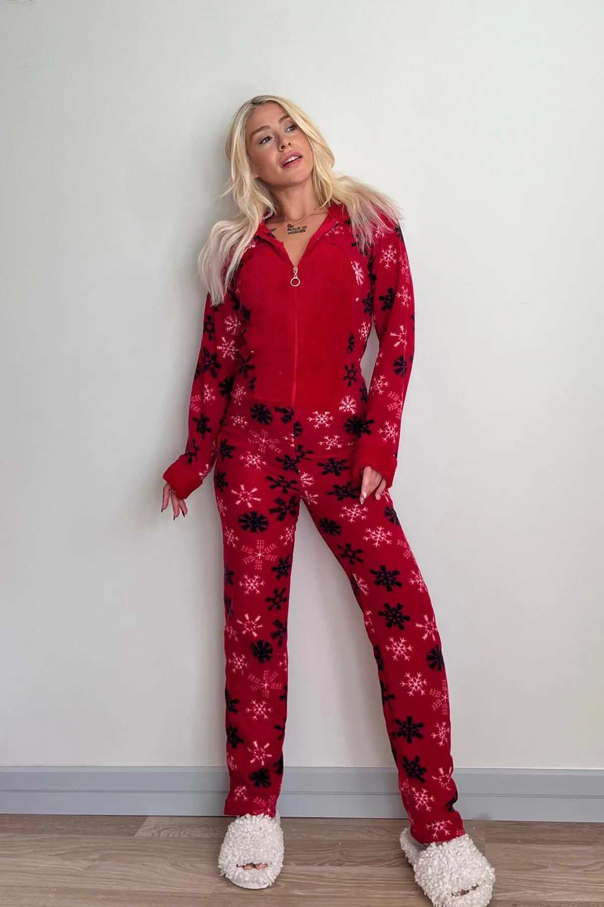 Pijamaevi  Damen-Overall-Pyjama aus Fleece-Plüsch mit rotem Schneeflockenmuster