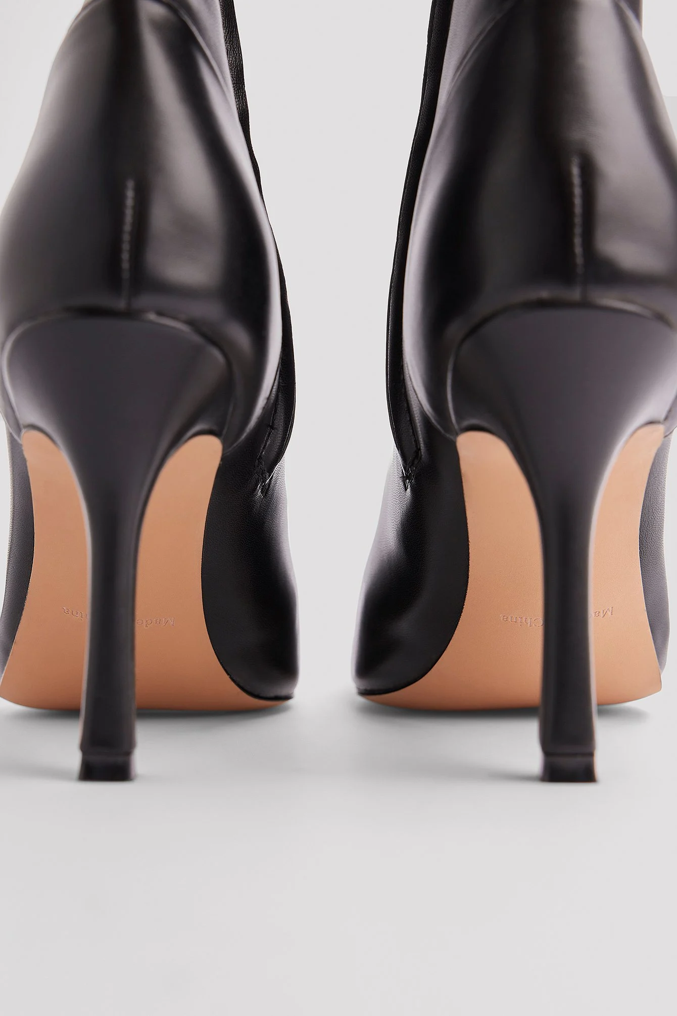 Enge Overknee-Stiefel mit Stilettoabsatz