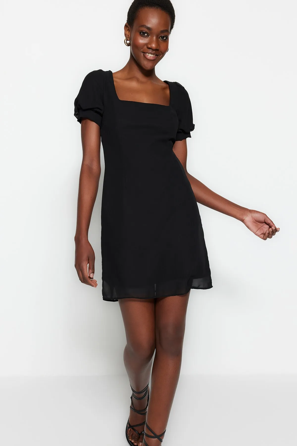 Trendyol Collection  Schwarzes, gerade geschnittenes, gewebtes Mini-Kleid mit Chiffon-Futter und quadratischem Kragen TWOSS23EL00457