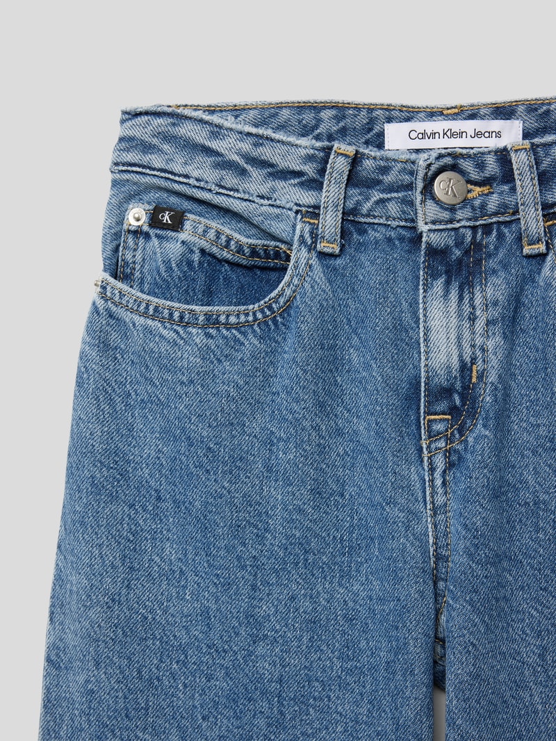 Jeans mit Label-Detail in blau