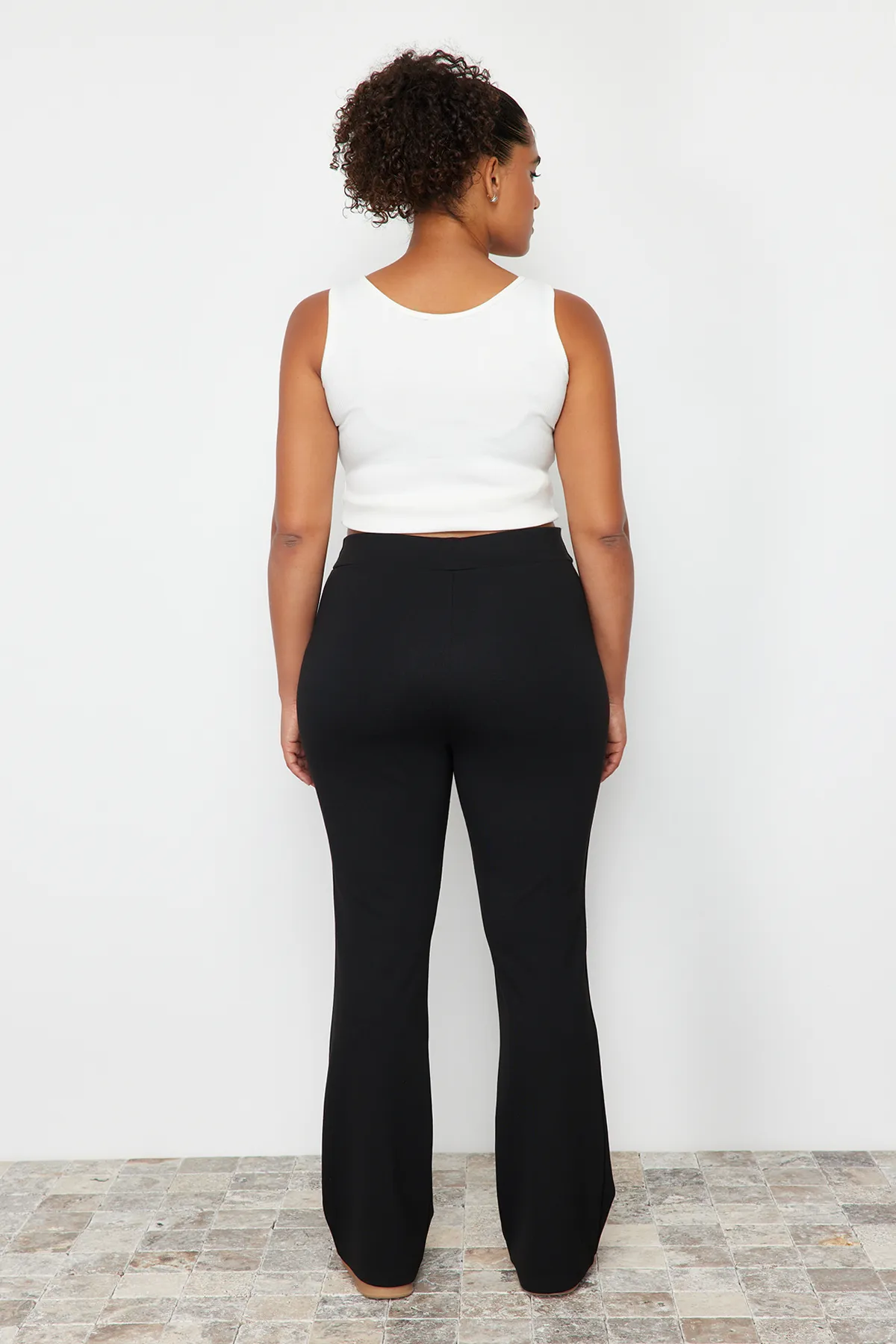 Trendyol Curve  Schwarze Strickhose mit asymmetrischer Taille und Detail TBBSS24AR00002