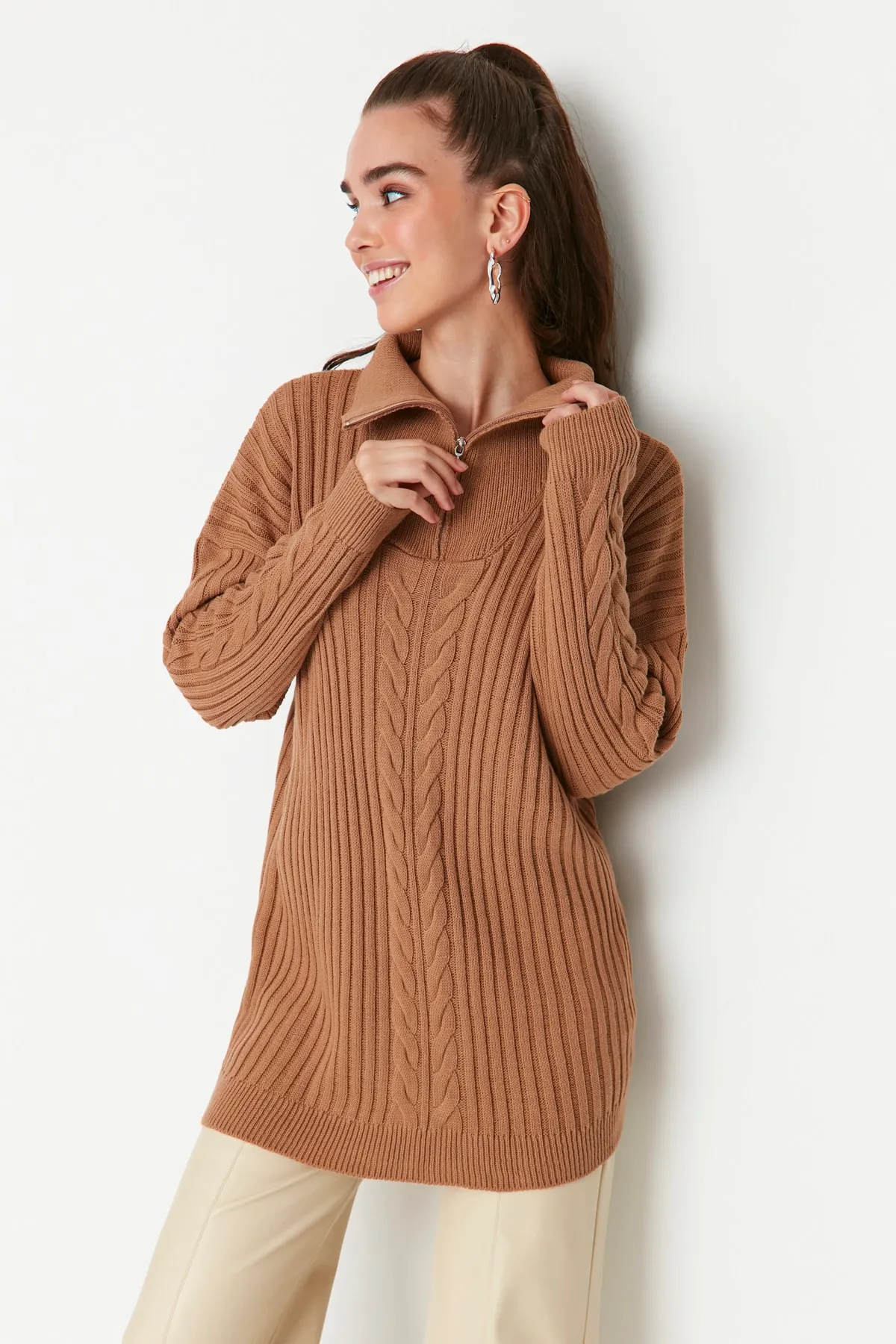 Trendyol Modest  Camel Selanik Strickpullover mit Reißverschluss TCTAW23AK00017