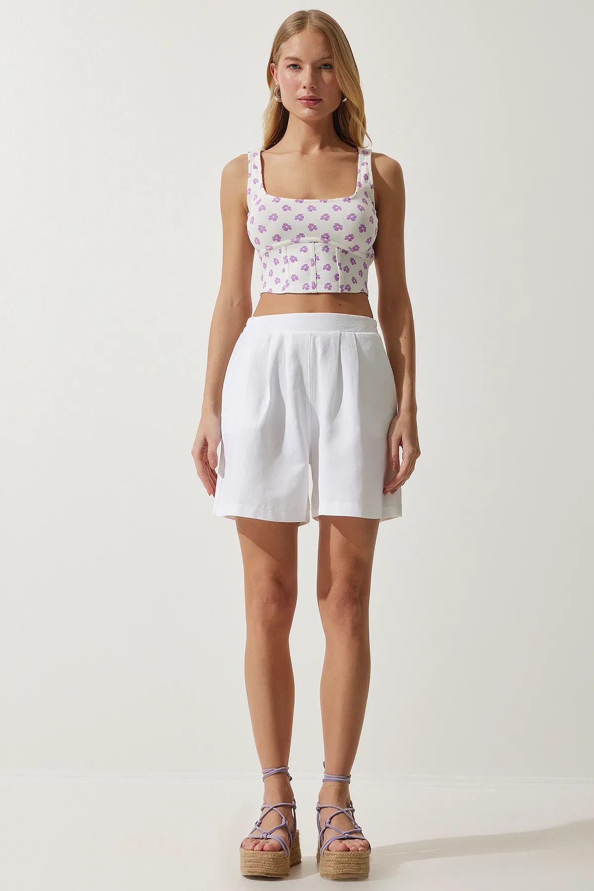 Happiness İstanbul  Weiße Leinenshorts mit Tasche für Damen MC00276