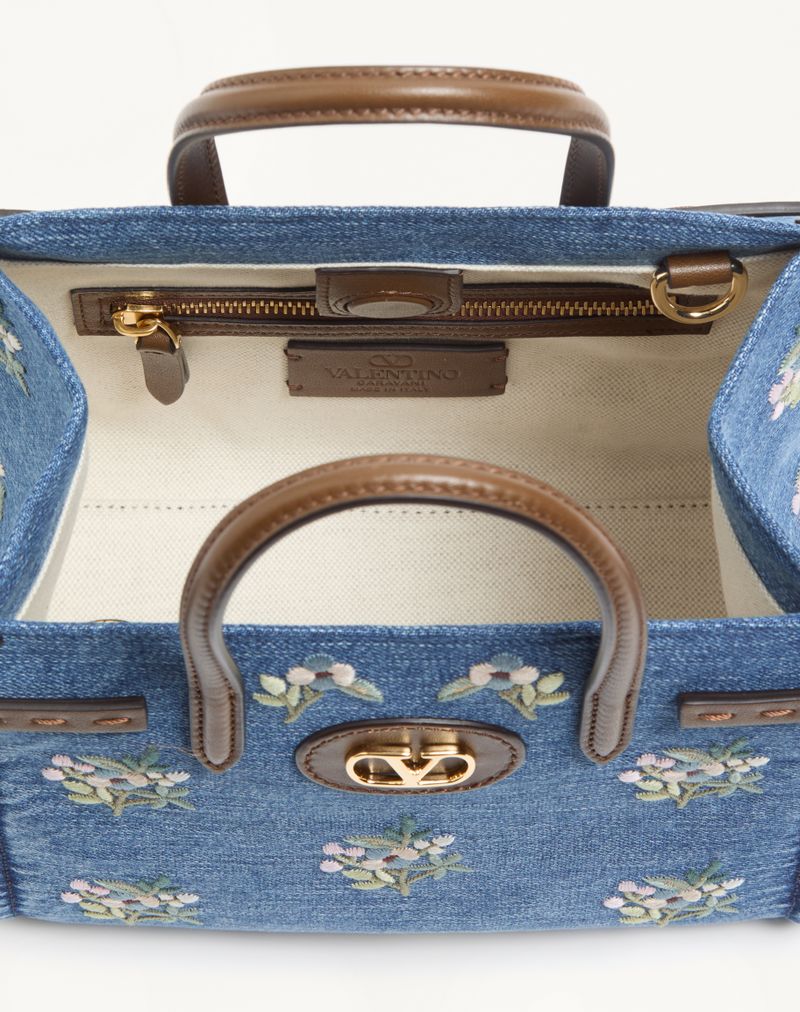 Sacola de compras pequena Valentino Garavani Antibes em denim bordado