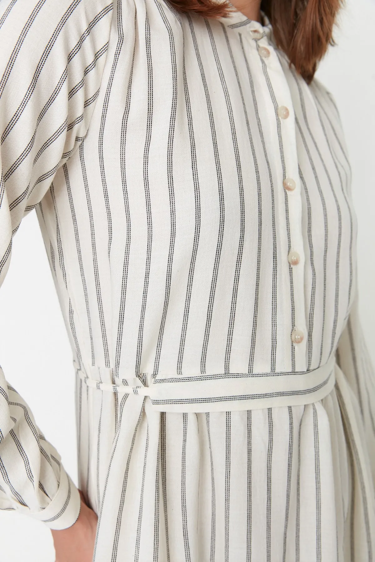 Trendyol Modest  Ecrufarbenes, gewebtes Kleid mit Streifendetail und Taillengürtel TCTSS22EB0229