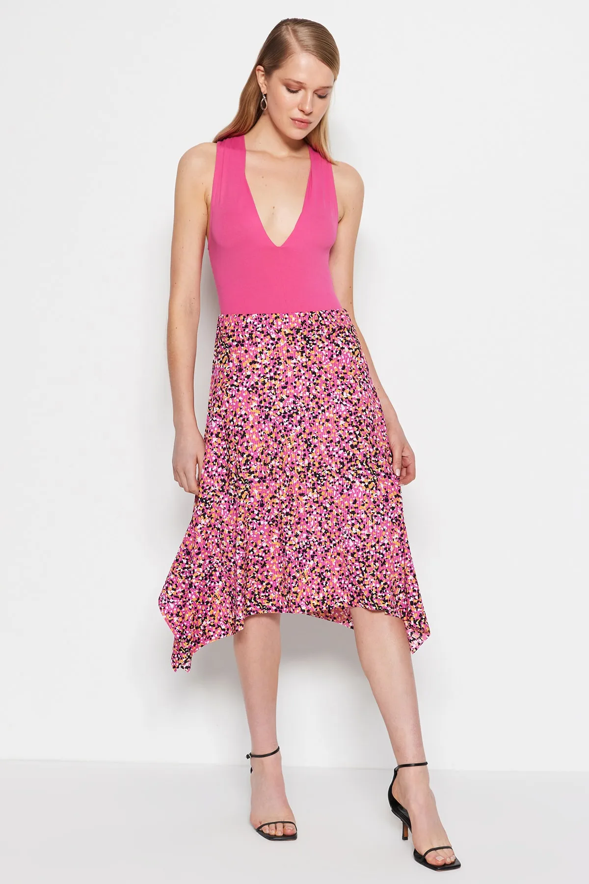 Trendyol Collection  Rosa gemusterter asymmetrischer Midi-Strickrock mit Volant und Stretch TWOAW20ET0440