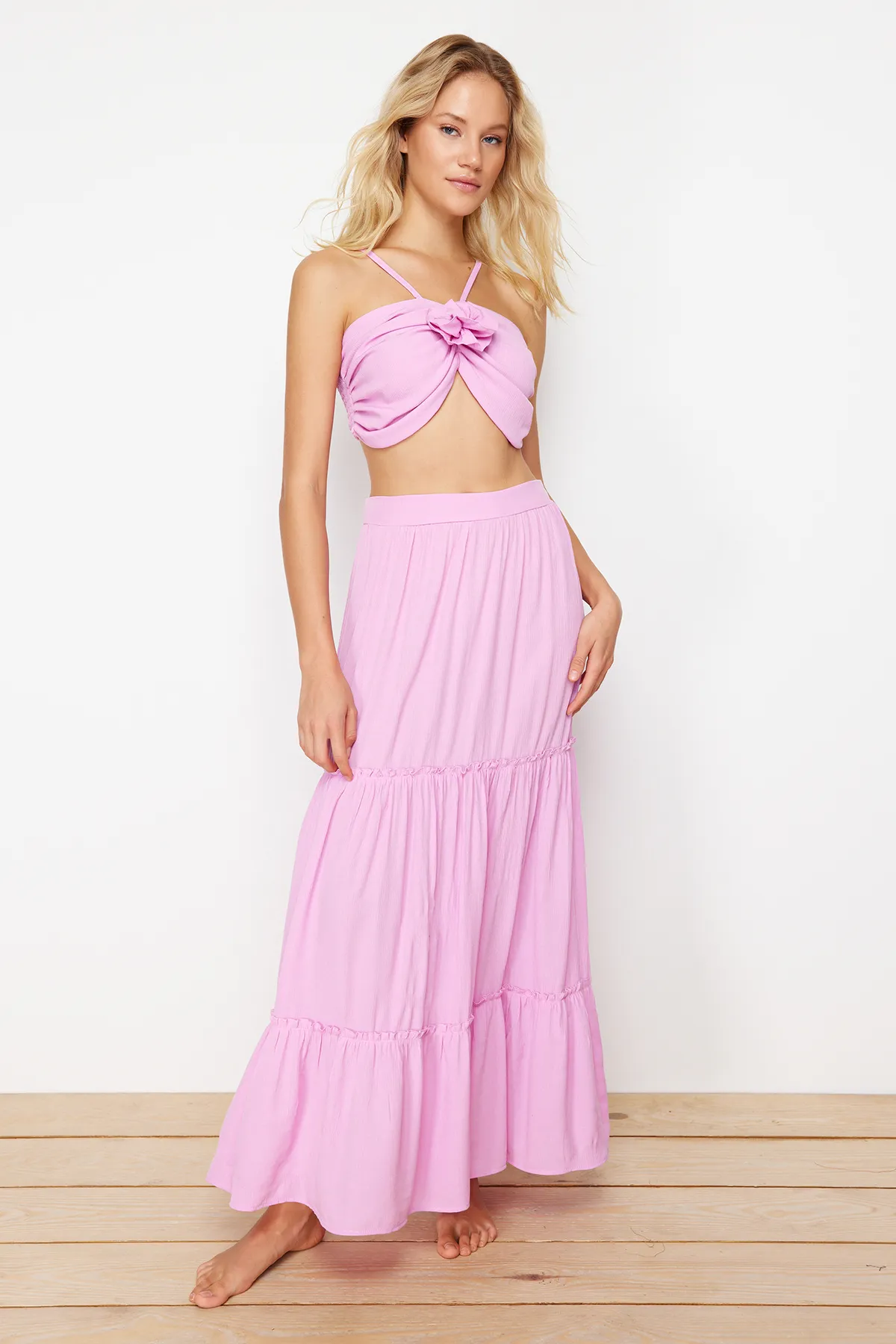 Trendyol Collection  Rosa gewebtes Blusenrock-Set mit Blumenapplikationen TBESS24AU00021