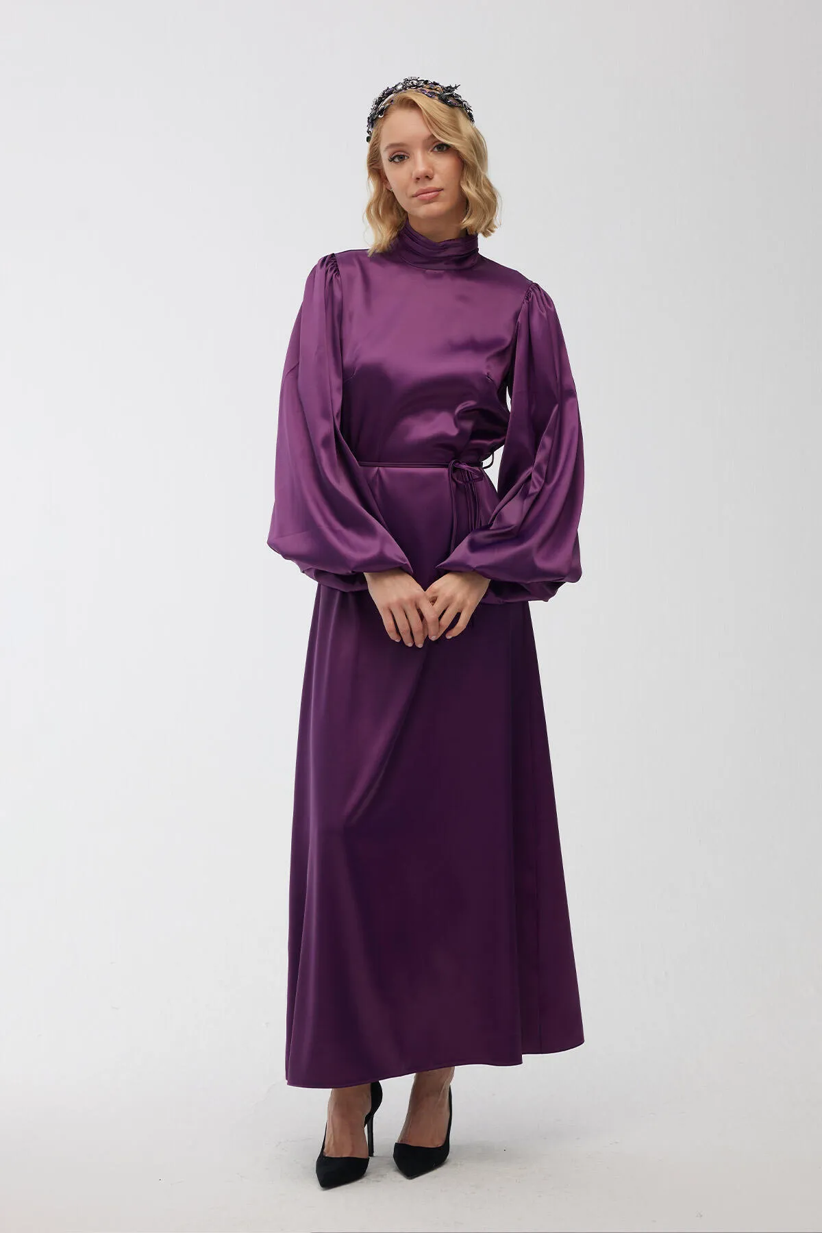 Manuka  Abendkleid aus Satin mit Ballonärmeln in Lila