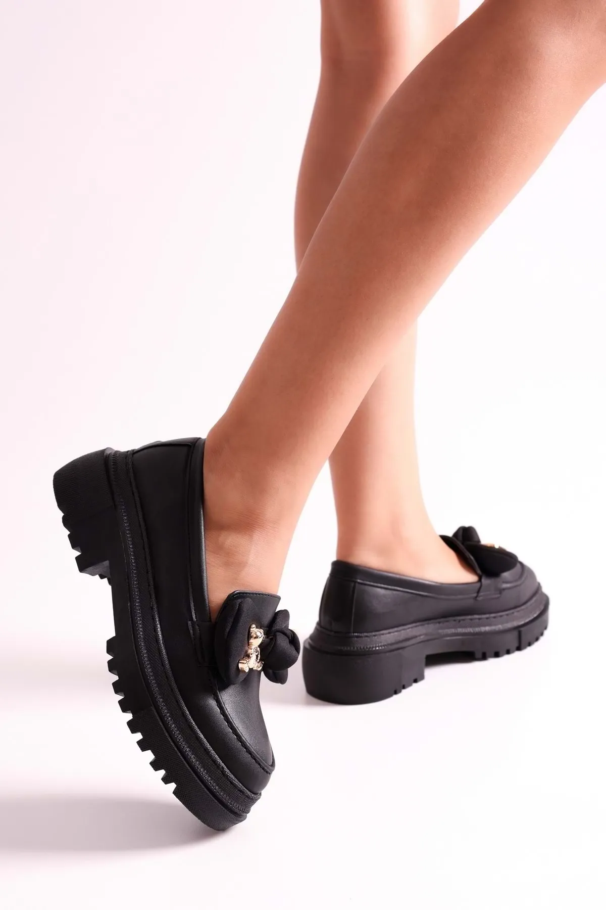 Shoeberry  Damen Astor Black Skin Loafer mit dicker Sohle und Schleife, Black Skin