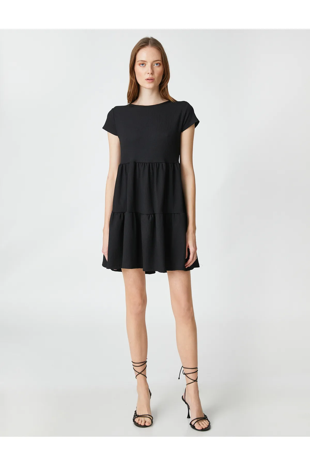 Koton  Gestuftes Minikleid mit Rückendetail und kurzen Ärmeln