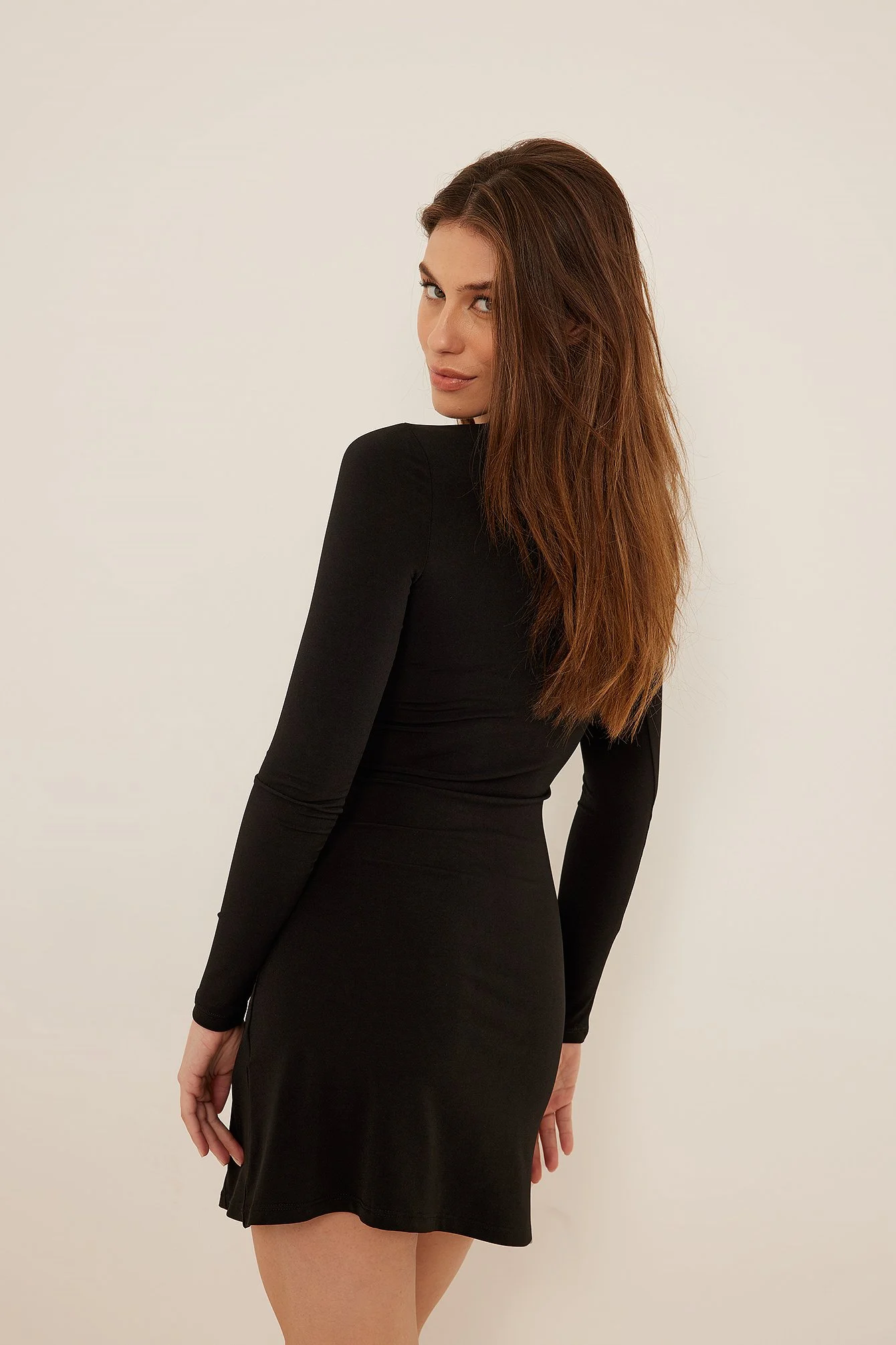 Langärmeliges Minikleid mit Rüschendetail