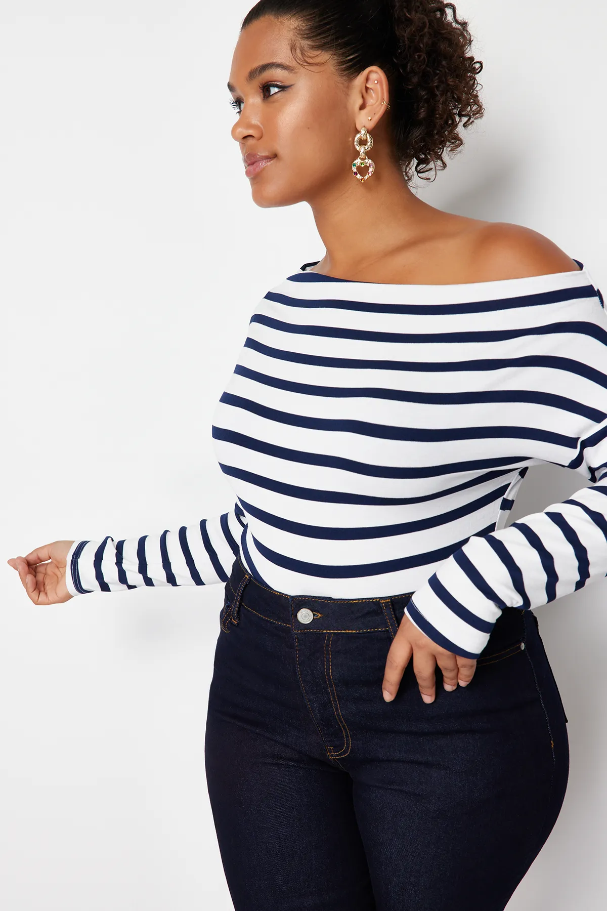 Trendyol Curve  Marineblau gestreifte Stretch-Strickbluse aus hochwertigem, weichem Stoff mit U-Boot-Ausschnitt und taillierter Passform TBBSS24AF00037