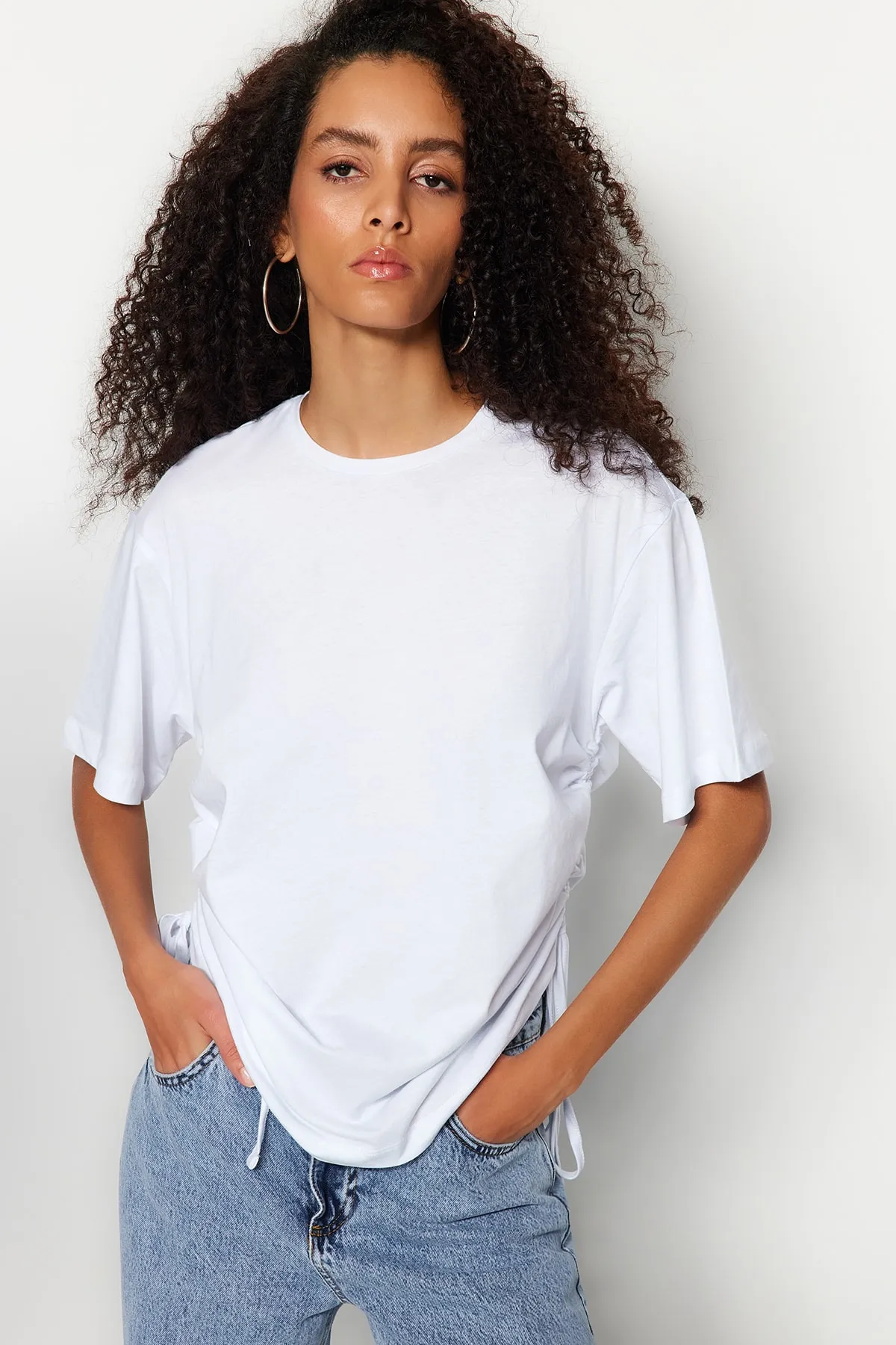 Trendyol Collection  Weißes T-Shirt mit Rundhalsausschnitt aus 100 % Baumwolle mit gerafftem Rückenausschnitt und detaillierter Boyfriend-Passform TWOSS23TS00150
