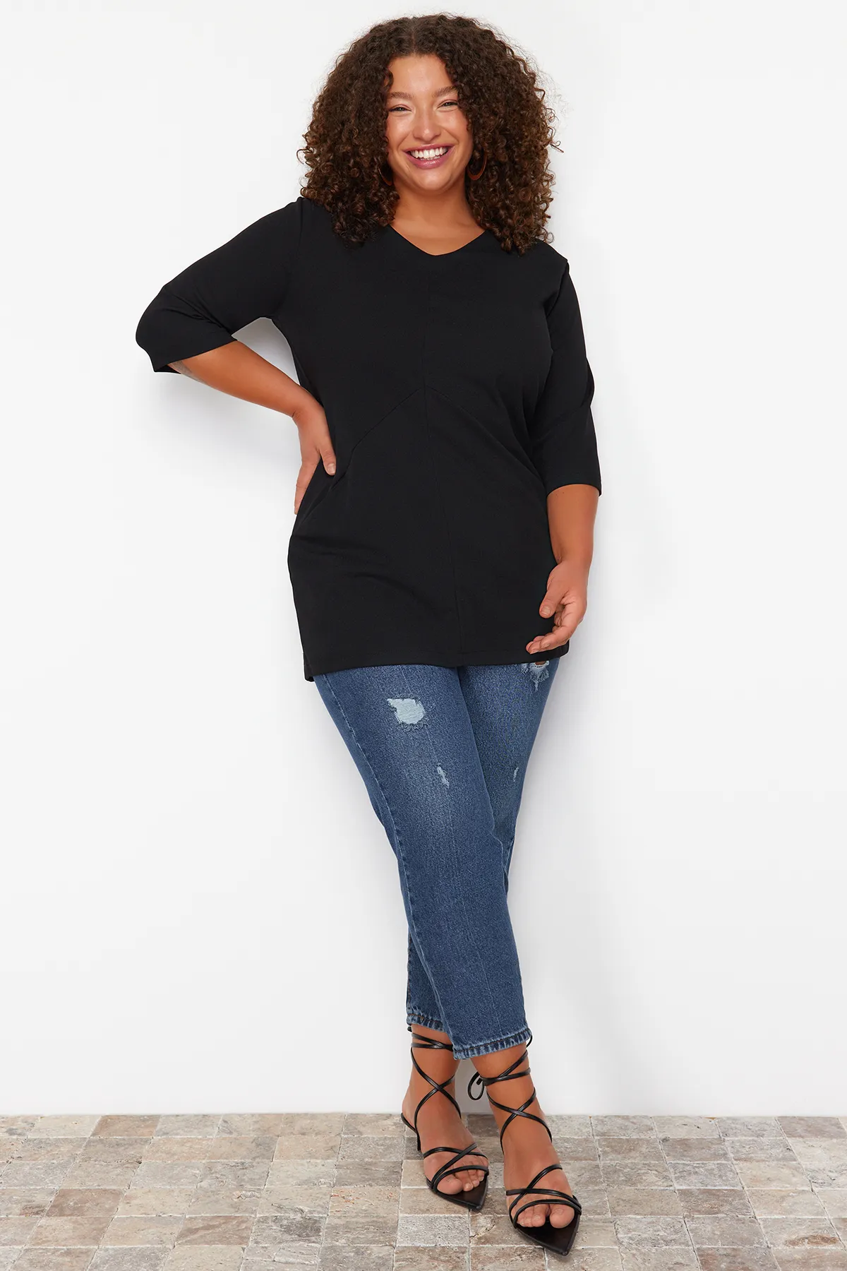 Trendyol Curve  Schwarze Strickbluse mit Dreiviertelärmeln TBBSS24BF00060