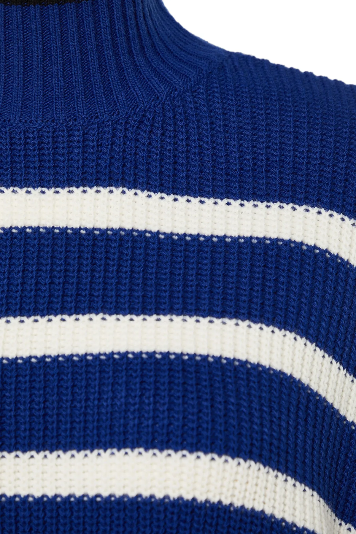 Trendyol Collection  Blauer, gestreifter Strickpullover mit weiter Passform TWOAW23KZ01446