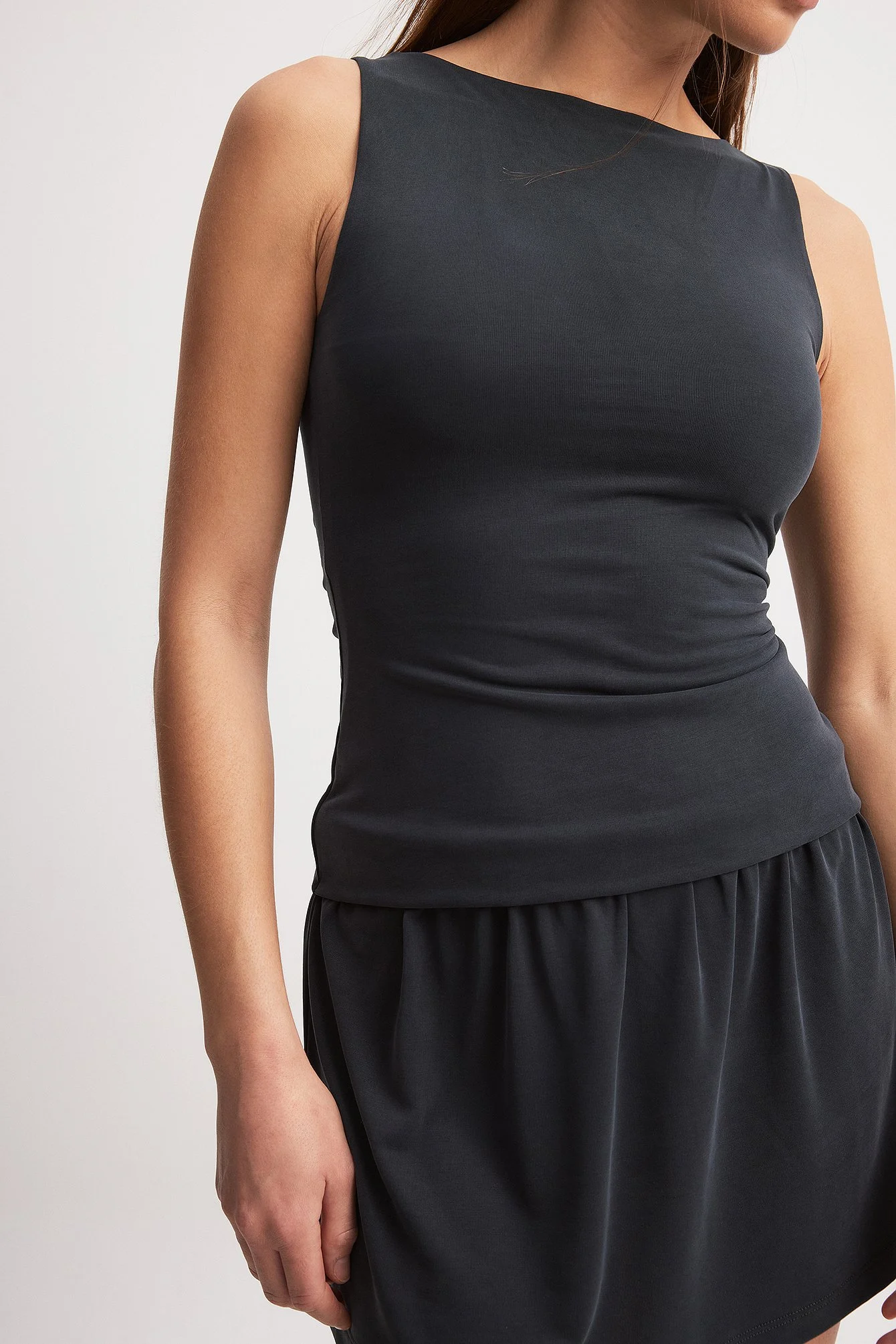 Minikleid mit Hüftdetail und U-Ausschnitt
