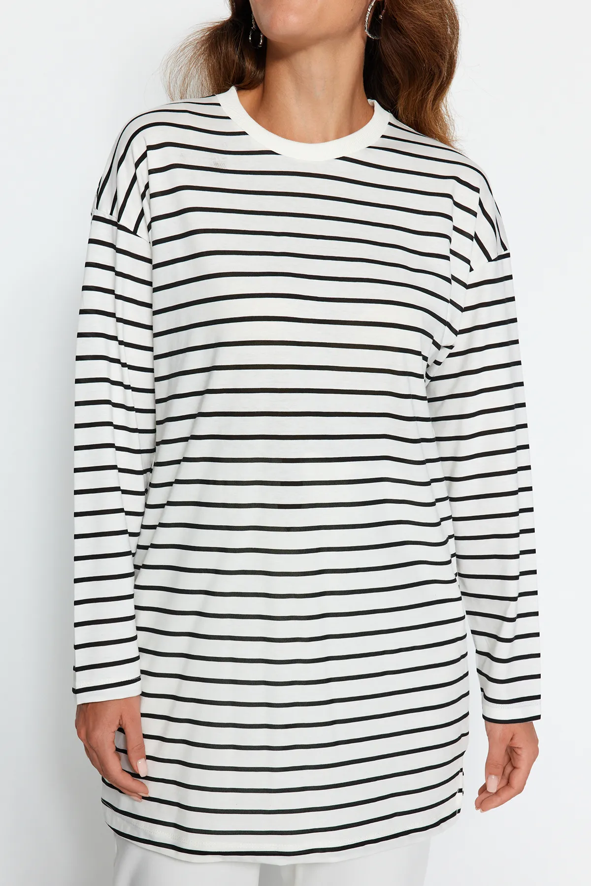 Trendyol Modest  Schwarze gestreifte Stricktunika TCTAW22UK0240