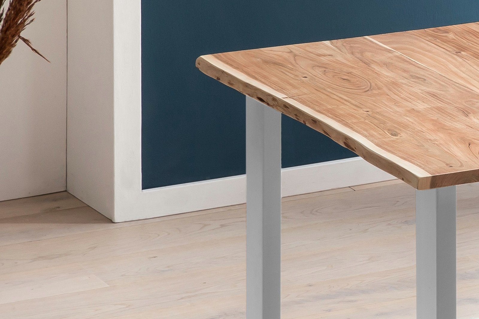 Junado® Baumkantentisch Quinn, Akazienholz, natur- oder nussbaumfarben, Baumkante, Metallgestell