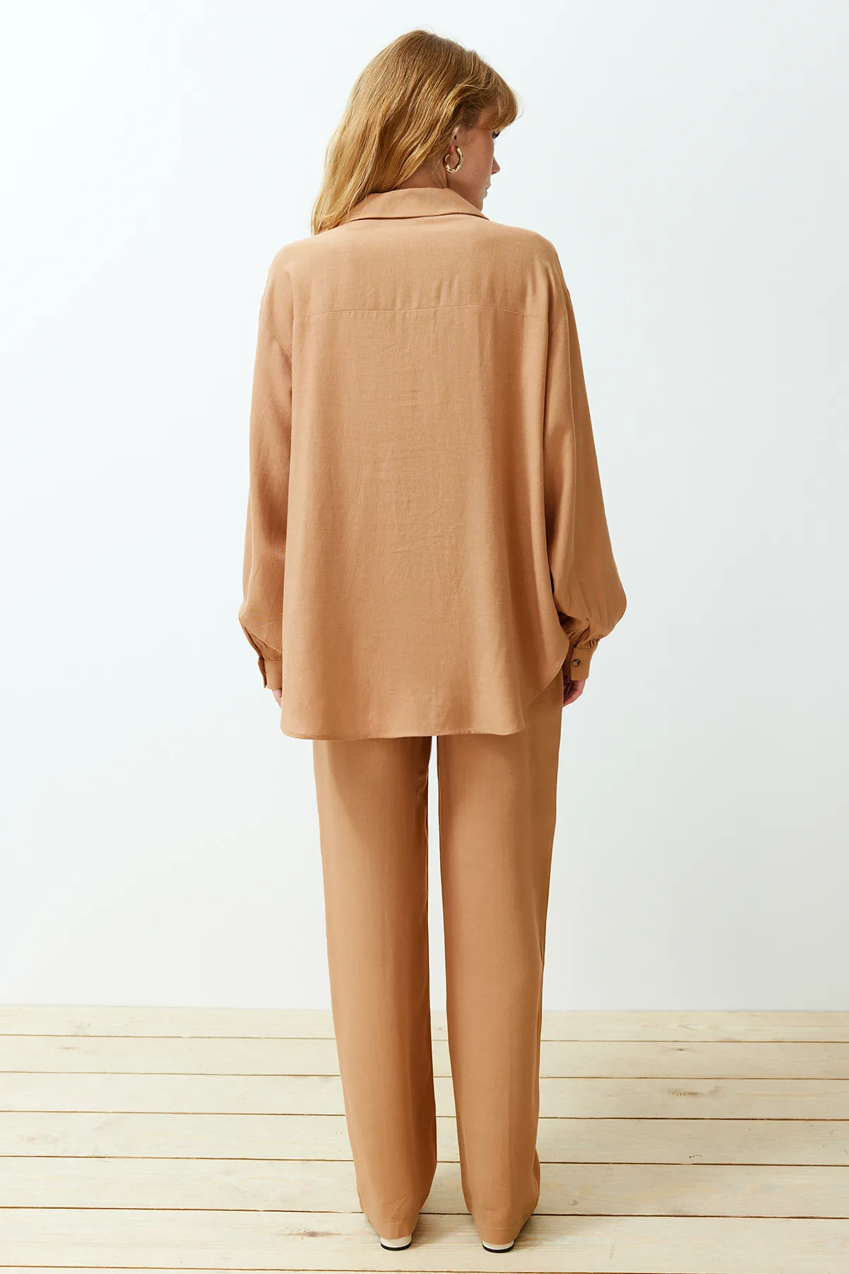 Trendyol Collection  Kamelfarbene Bluse mit weitem V-Ausschnitt und gerader Hose aus gewebtem Unterteil und Oberteil TWOSS24AU00023