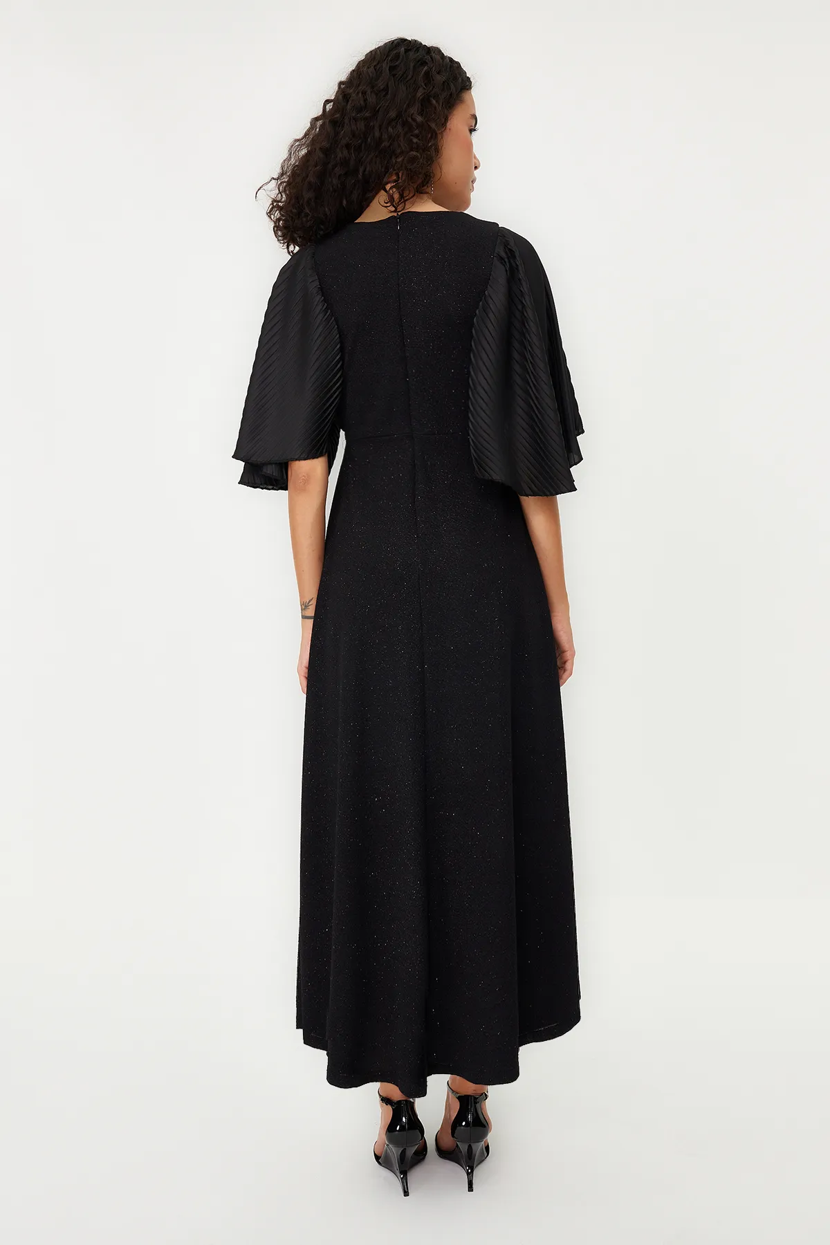 Trendyol Modest  Schwarzes, glitzerndes, elegantes Abendkleid mit Fledermausärmeln TCTSS24DB00042