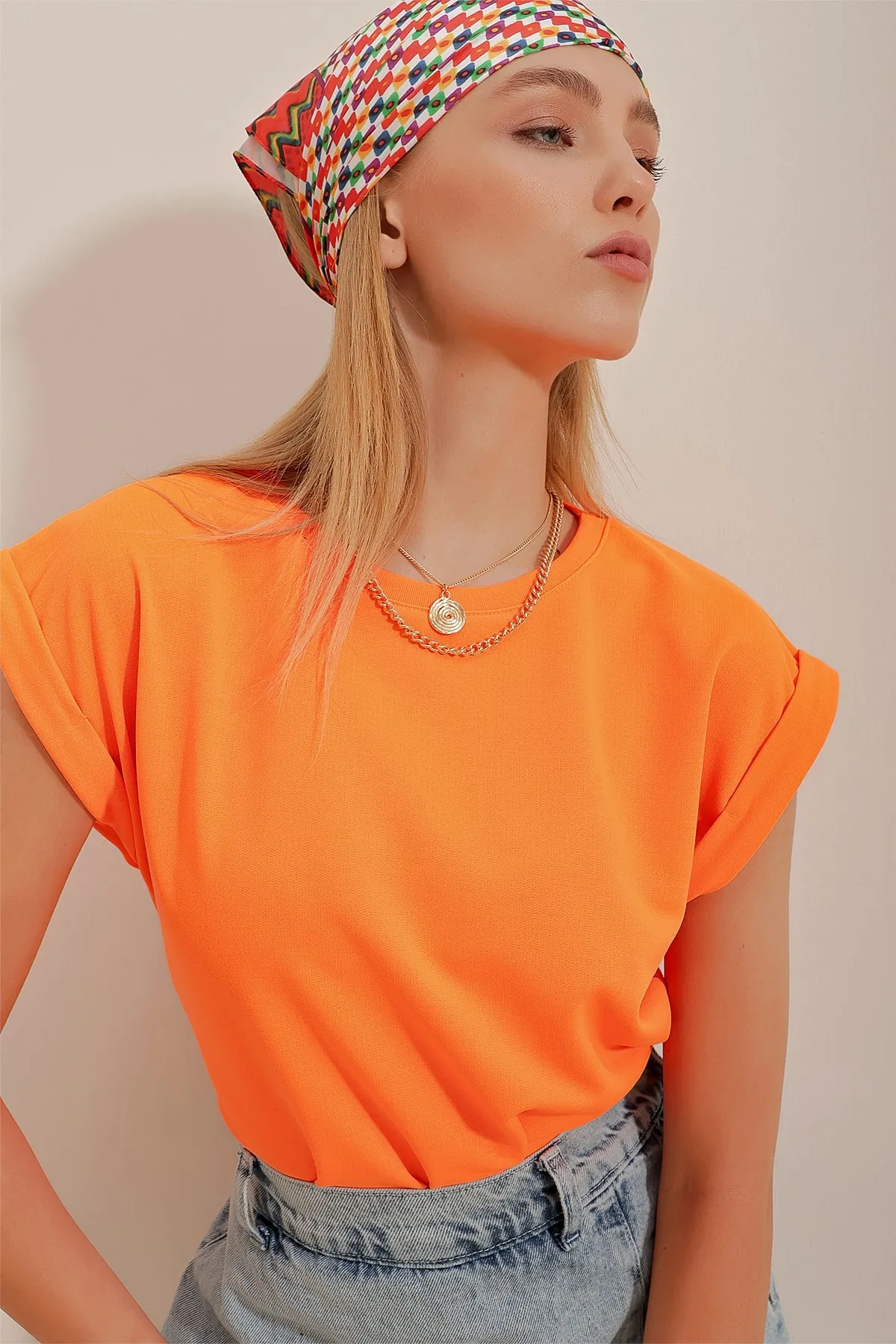 Trend Alaçatı Stili  Orangefarbene Damen-Scuba-Bluse mit Rundhalsausschnitt und zwei Ärmeln ALC-X9916