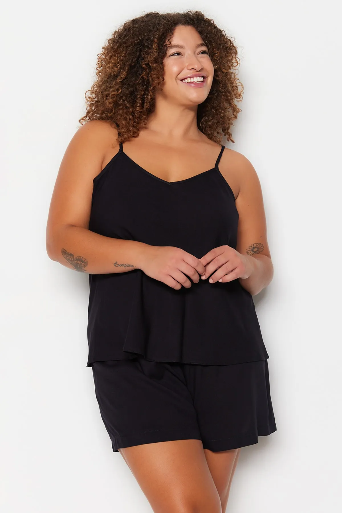 Trendyol Curve  Pyjama-Set aus Viskosegewebe mit schwarzen Trägern TBBSS23AI00021
