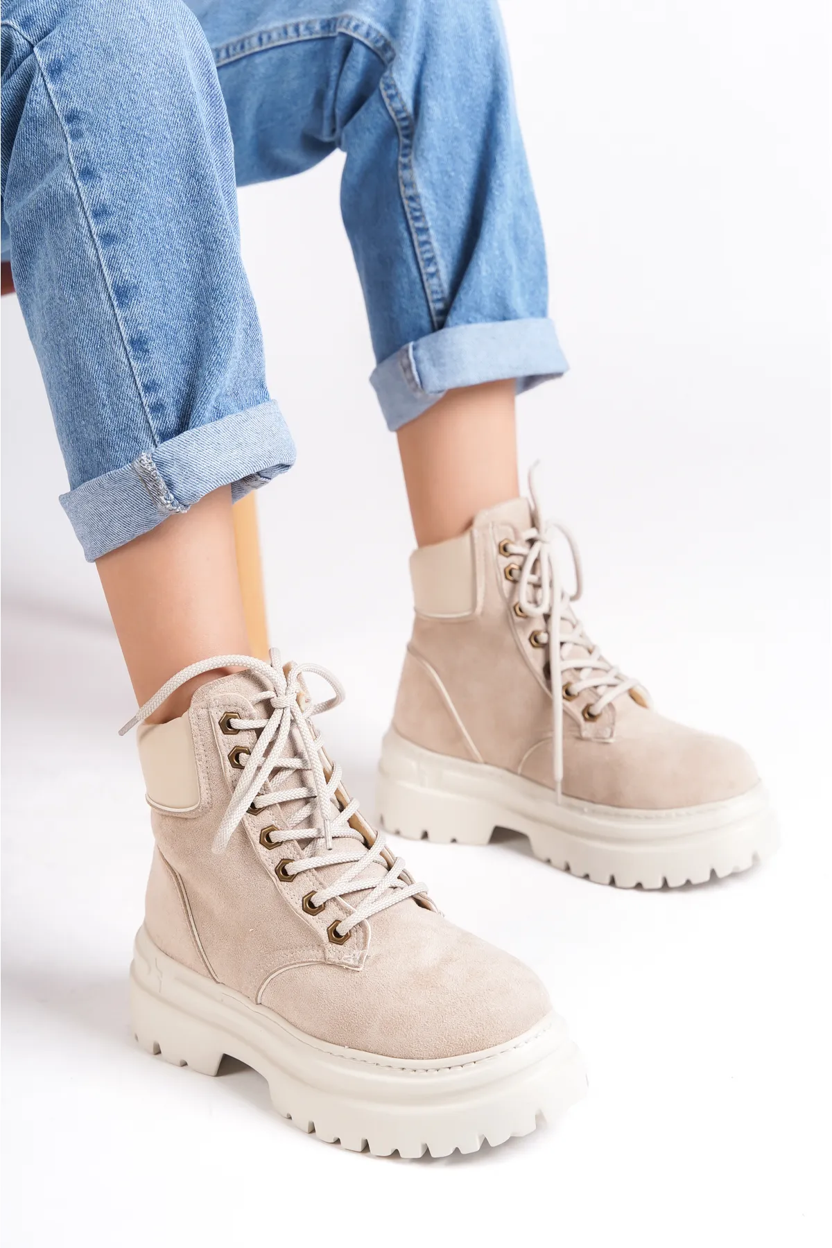 Capone Outfitters  Damen-Schnürstiefel mit runder Zehenpartie und Trac-Sohle