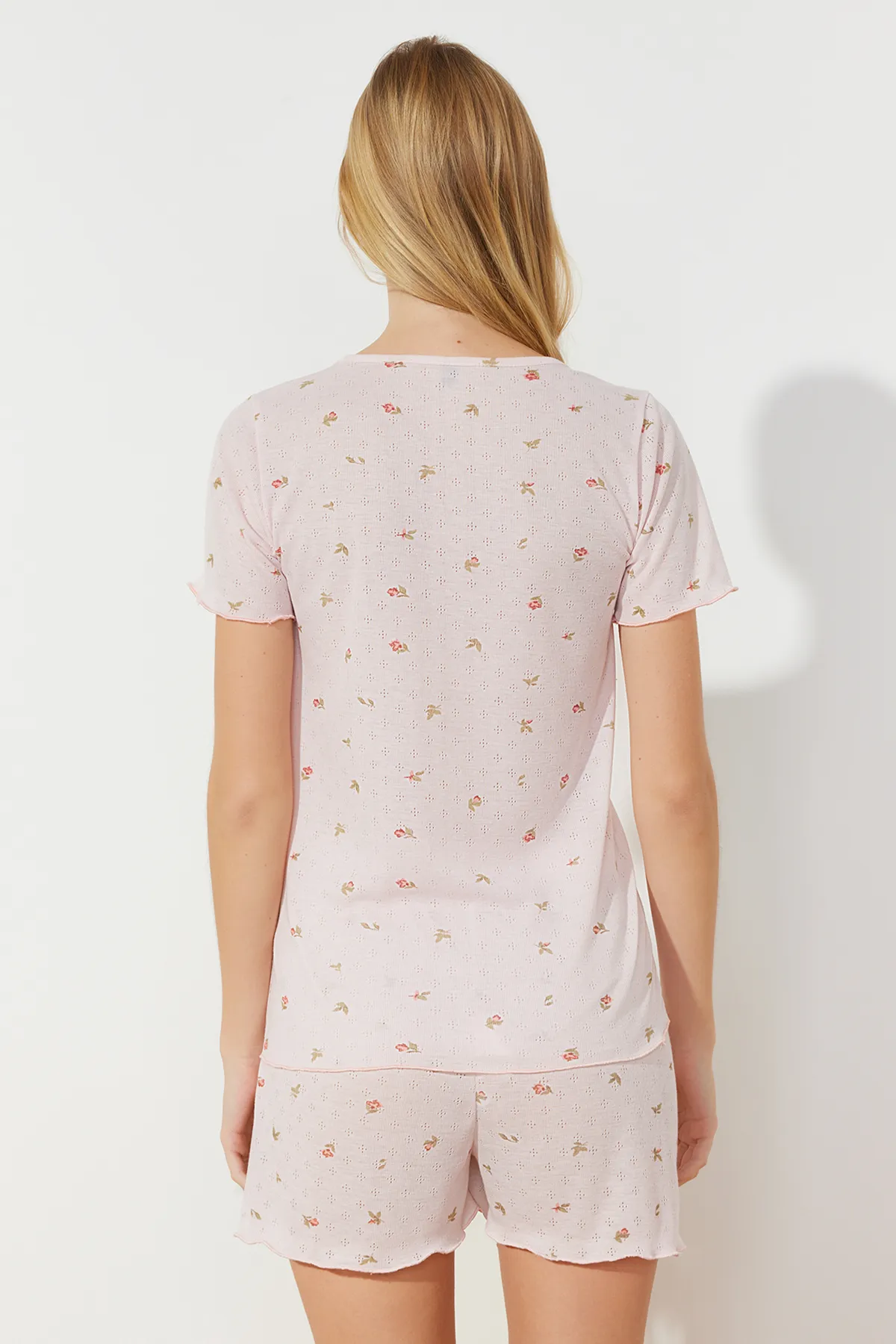 Trendyol Collection  Rosa florales Pointel-Pyjama-Set mit Lochmuster und Lochmuster THMSS24PT00034