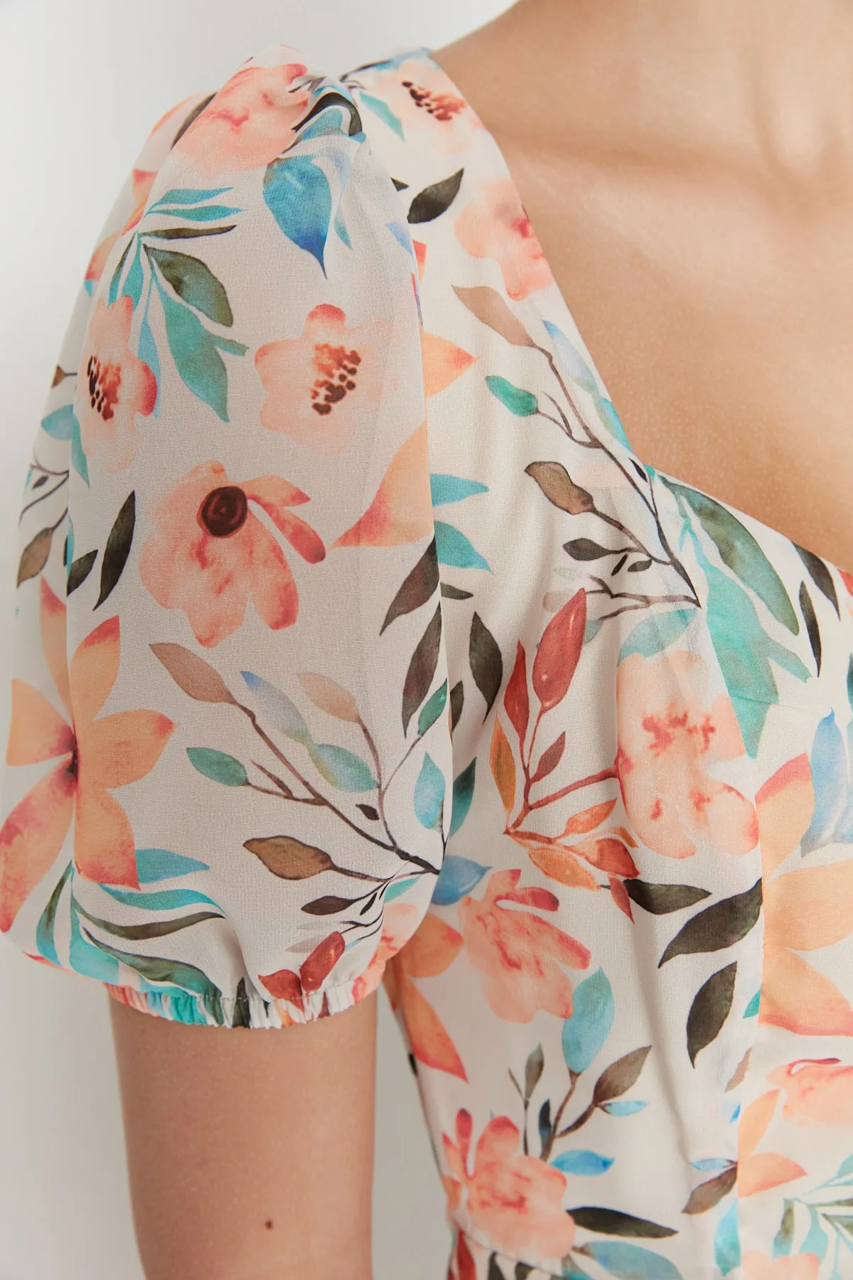 Trendyol Collection  Ecrufarbenes, florales A-Linien-Minikleid aus Chiffon mit Futter TWOSS22EL2168