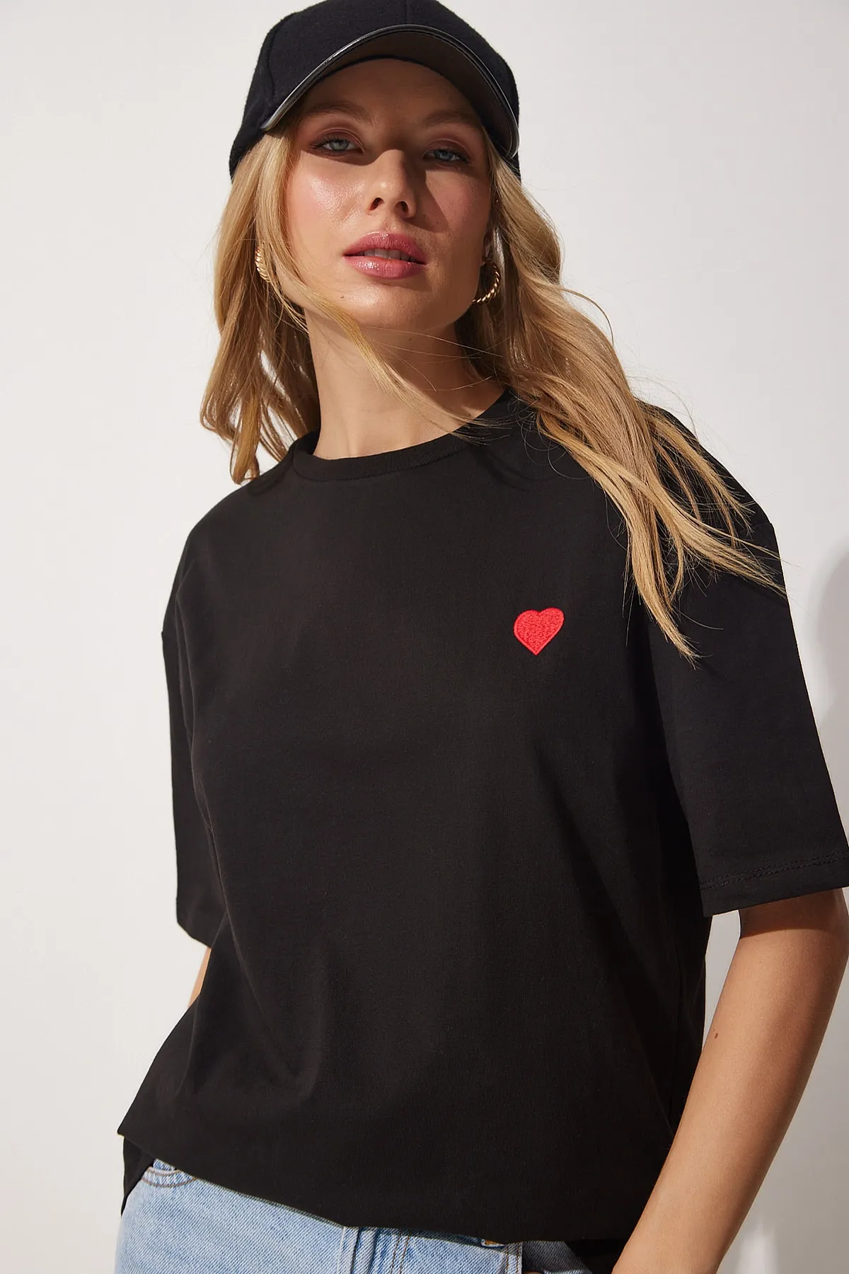 Happiness İstanbul  Schwarzes Oversize-T-Shirt aus Baumwolle mit Herzstickerei für Damen CR00405