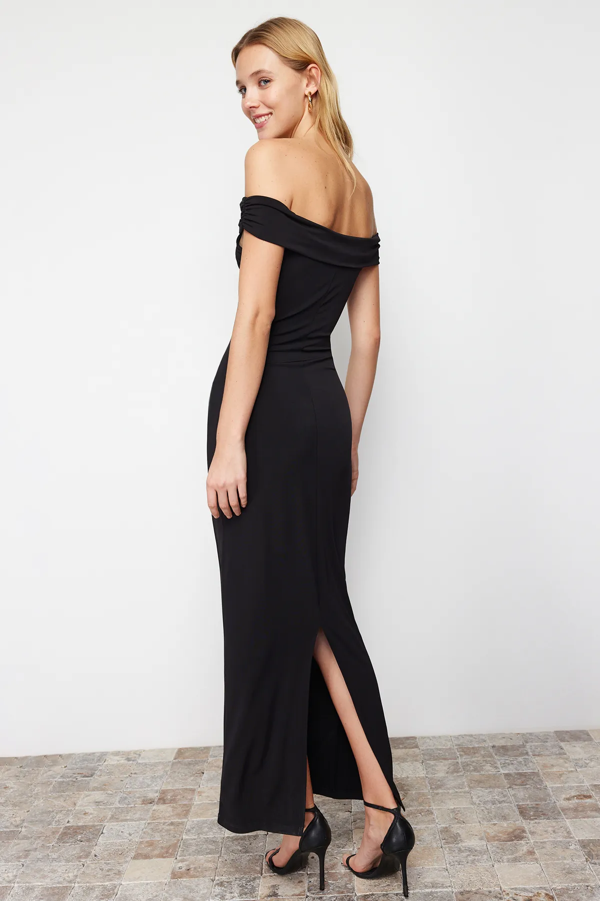 Trendyol Collection  Schwarzes Maxi-Bleistiftkleid aus flexiblem Strick mit Carmen-Kragen und figurbetontem Schnitt TWOSS24EL00254