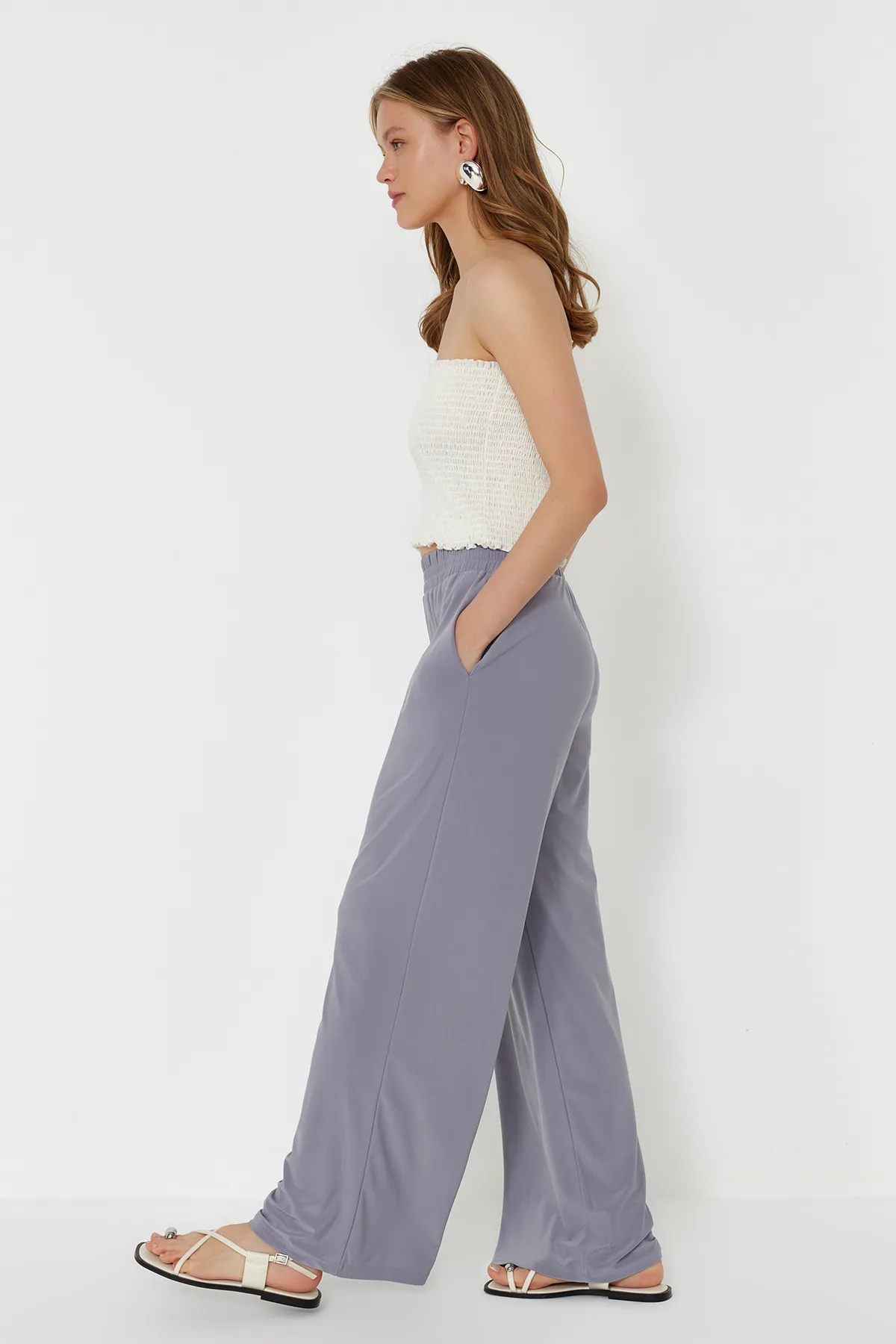Trendyol Collection  Graue, weit geschnittene/locker geschnittene, dehnbare Strickhose mit hoher Taille TWOSS23PL00129