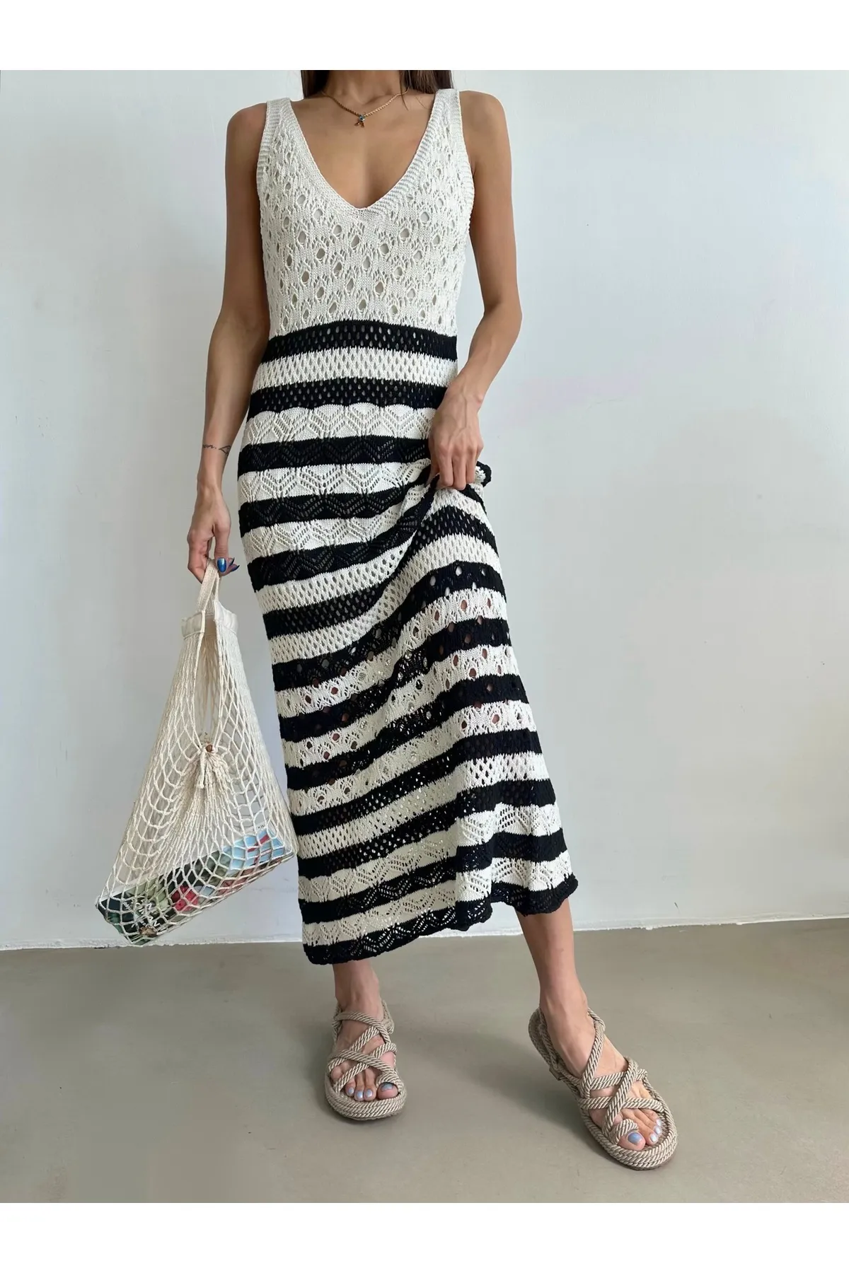 BEJNA  Schwarzes, durchbrochenes Sommer-Strickkleid mit gestreiften Trägern für Damen
