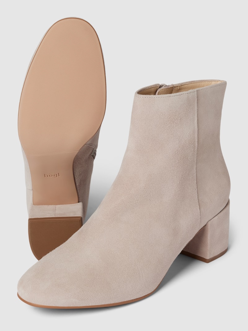 Stiefelette aus Veloursleder in ecru