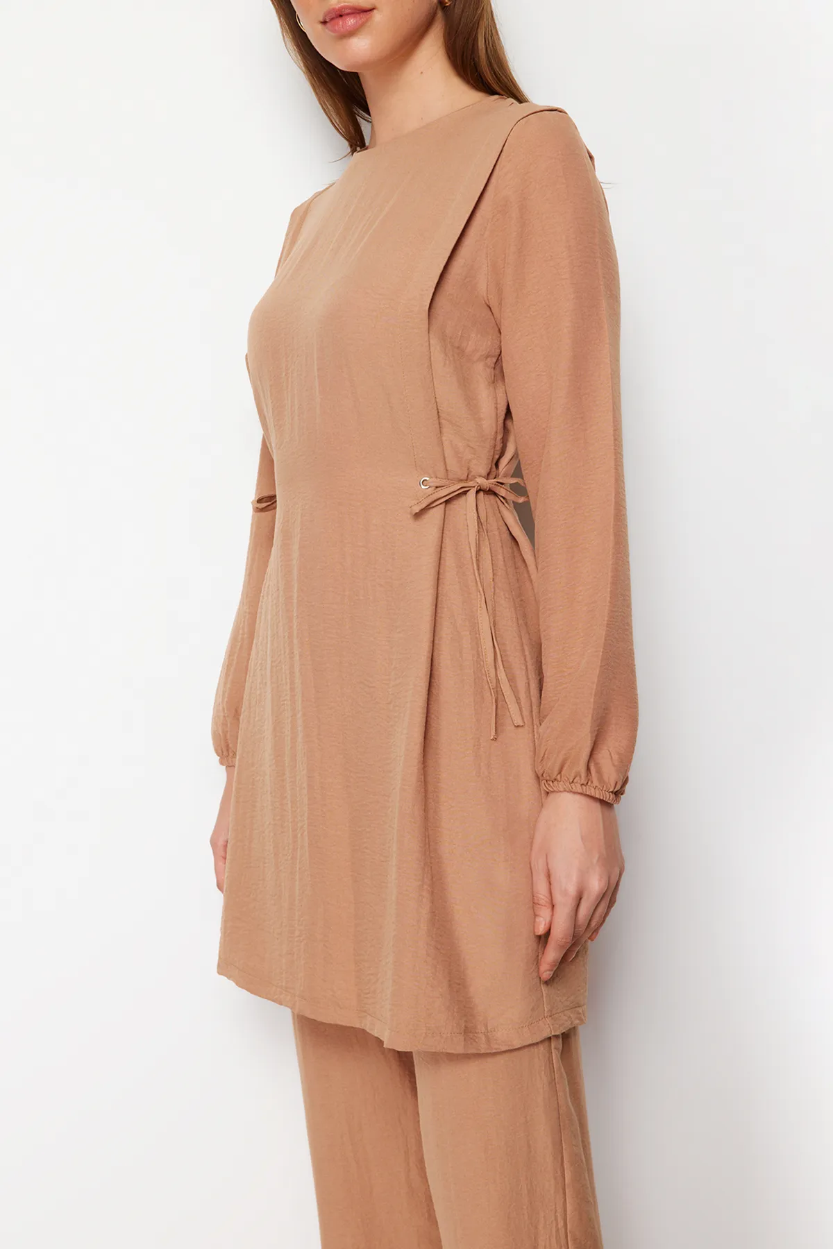 Trendyol Modest  Kamelfarbenes Aerobin Tunika-Hosen-Set mit Ösenbindung TCTAW22US0092