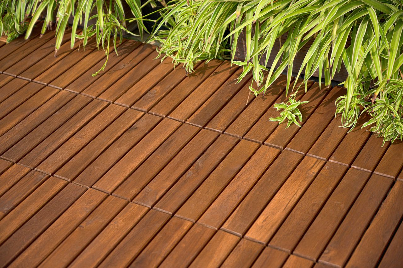 Powertec Garden Massivholz-Klickfliese-/Terrassen fliesen, Outdoor Gartenplatten Klickfliesen-/Wetterfester Bodenbelag für Balkon parallele Optik