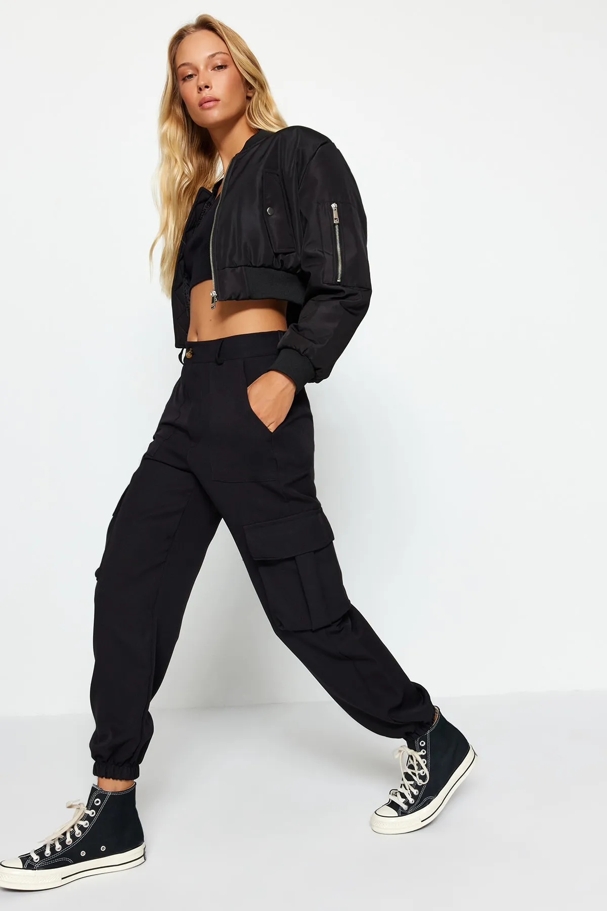 Trendyol Collection  Schwarze gewebte Hose mit Cargotaschen TWOAW24PL00234
