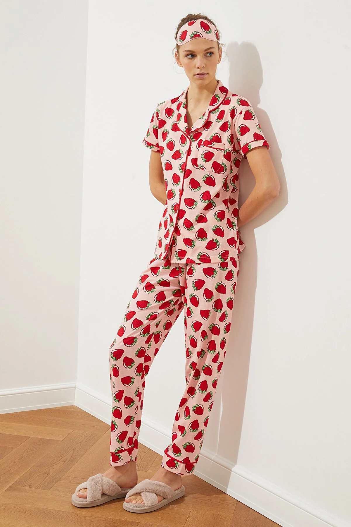 Trendyol Collection  Rosafarbenes Pyjama-Set aus Strick mit Erdbeermuster und Paspelierung THMSS21PT0784