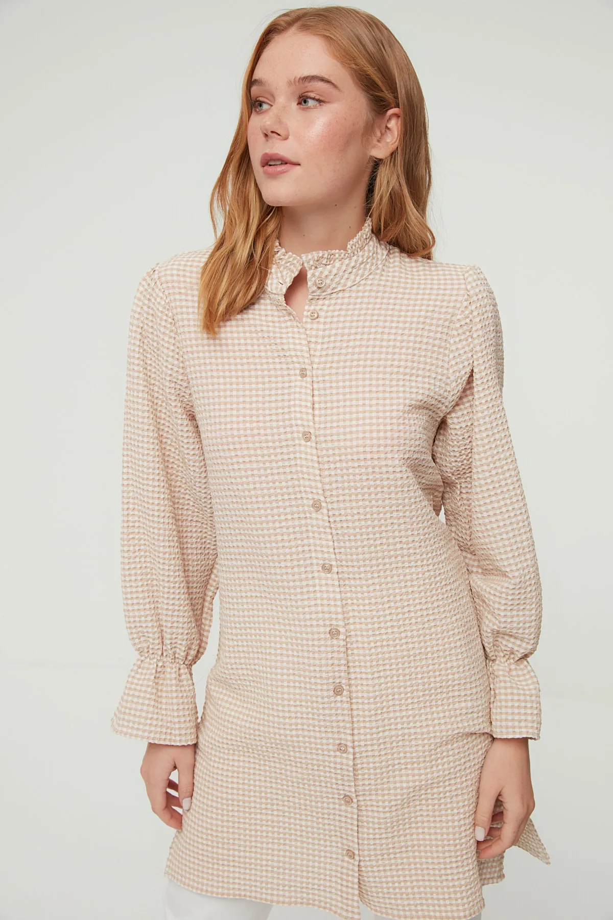 Trendyol Modest  Beiges gewebtes Seersucker-Hemd mit Gingham-Muster TCTSS22GO0110