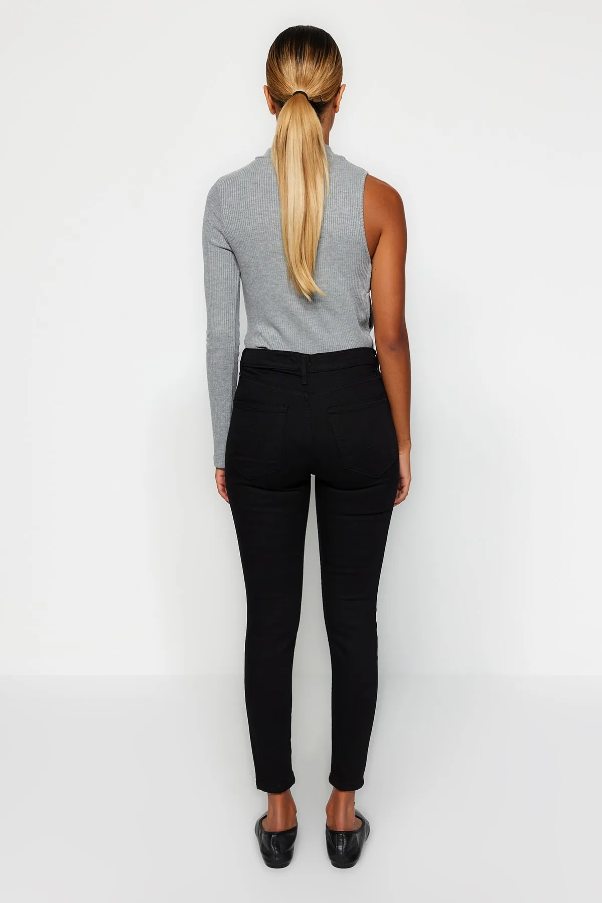 Trendyol Collection  Lichtechte schwarze Skinny-Jeans mit hoher Taille TWOSS19LR0279