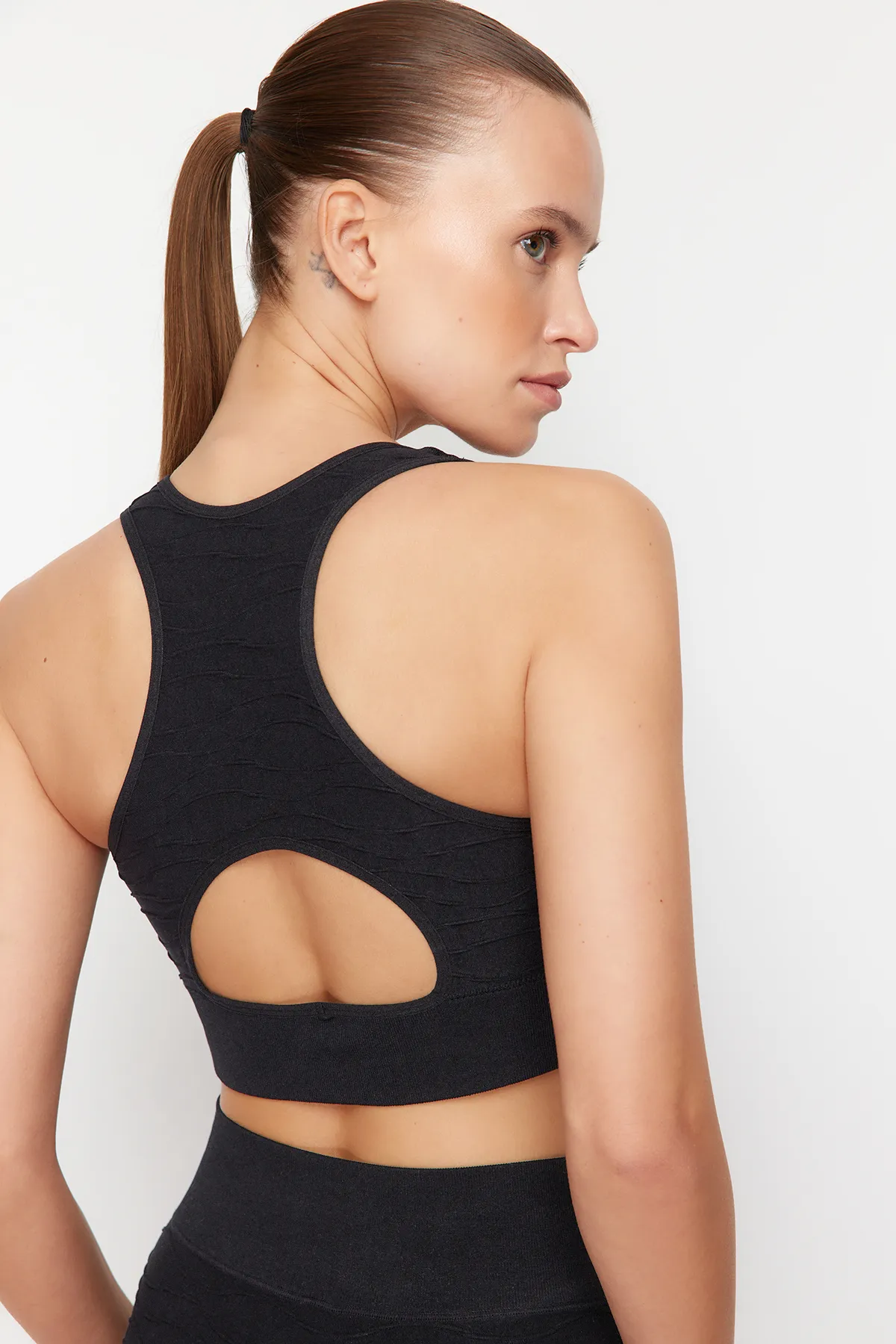 Trendyol Collection  Schwarzer nahtloser/nahtloser Sport-BH aus Strick mit gestütztem/formendem Rückendetail THMSS24SS00030