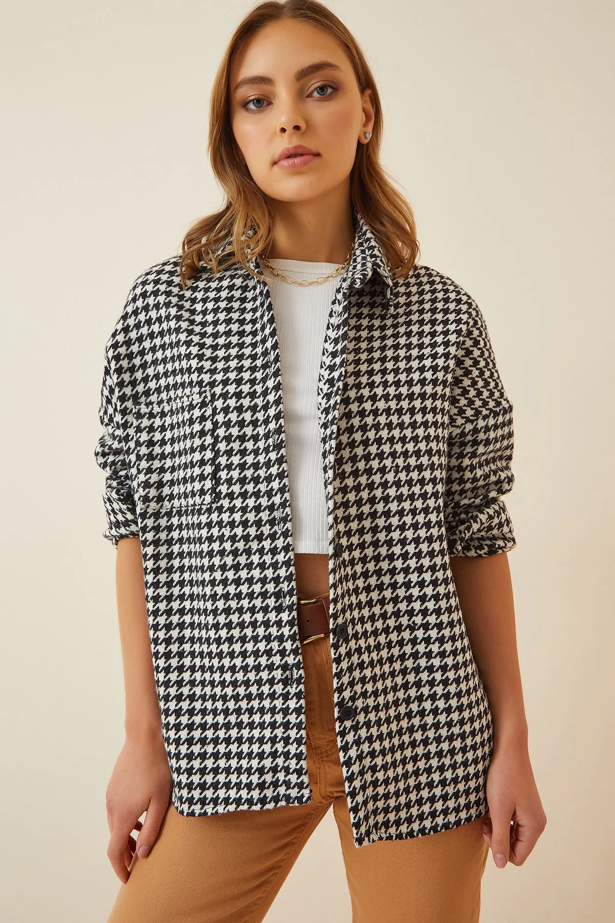 Happiness İstanbul  Weißes und schwarzes Hahnentrittmuster für Damen, Oversize-Hemdjacke aus Wolle mit Stempelmuster, BH00300