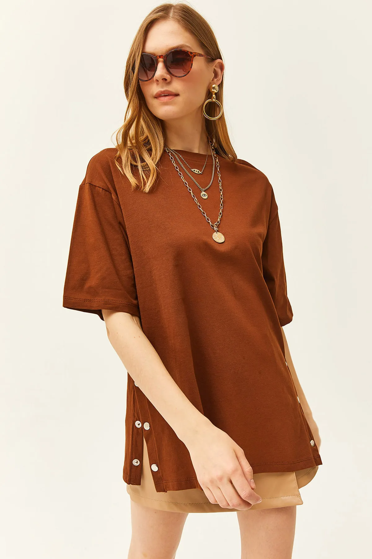 Olalook  Braunes, seitlich geknöpftes Damen-T-Shirt aus Baumwolle TSH-19000762