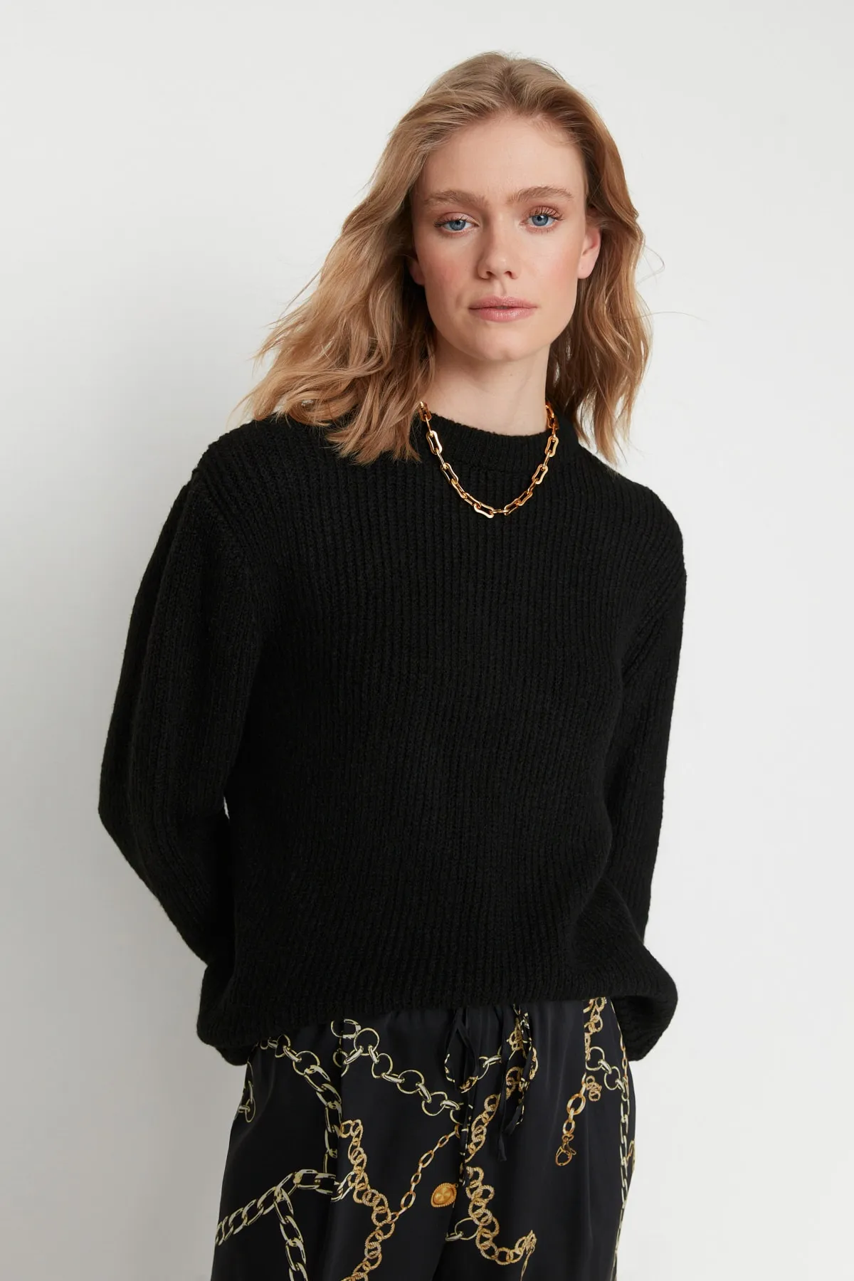 Trendyol Collection  Schwarzer, weich strukturierter Basic-Strickpullover mit weiter Passform TWOAW20FV0142