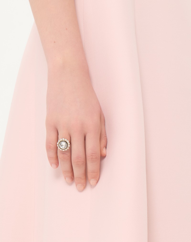 Anel com a assinatura VLogo em metal, esmalte e cristais.