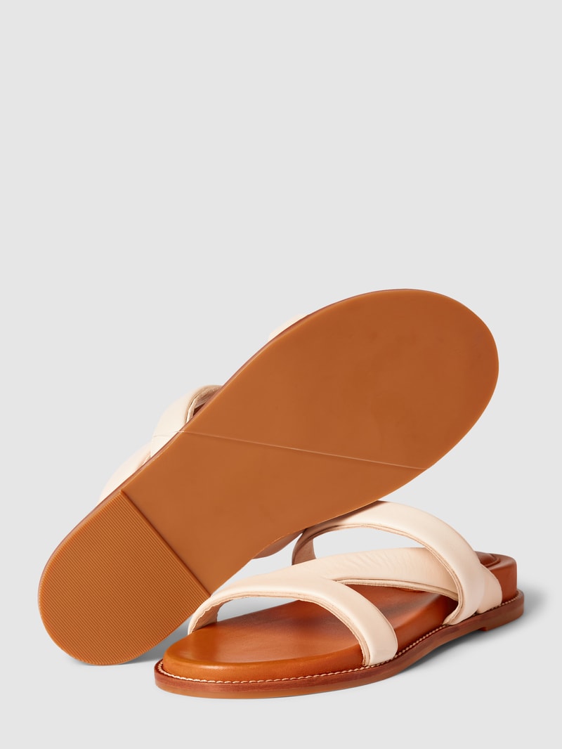 Sandalen mit gekreuzten Riemen in sand