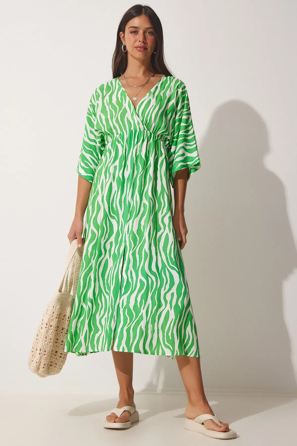 Happiness İstanbul  Grünes langes Viskose-Sommerkleid mit tiefem V-Ausschnitt für Damen CI00081